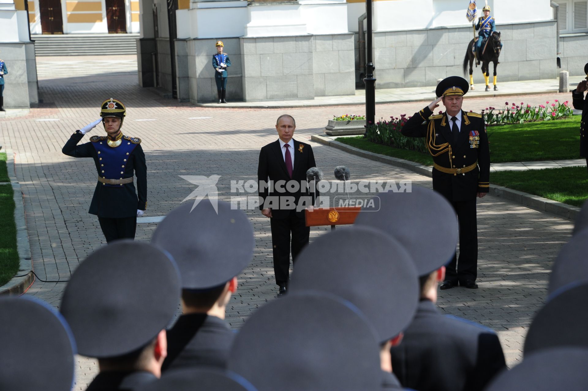 Москва.  Президент России Владимир Путин на церемонии вручения Кремлевскому полку Службы коменданта Московского Кремля ФСО грамоту верховного главнокомандующего ВС России по случаю его 80-и летия.