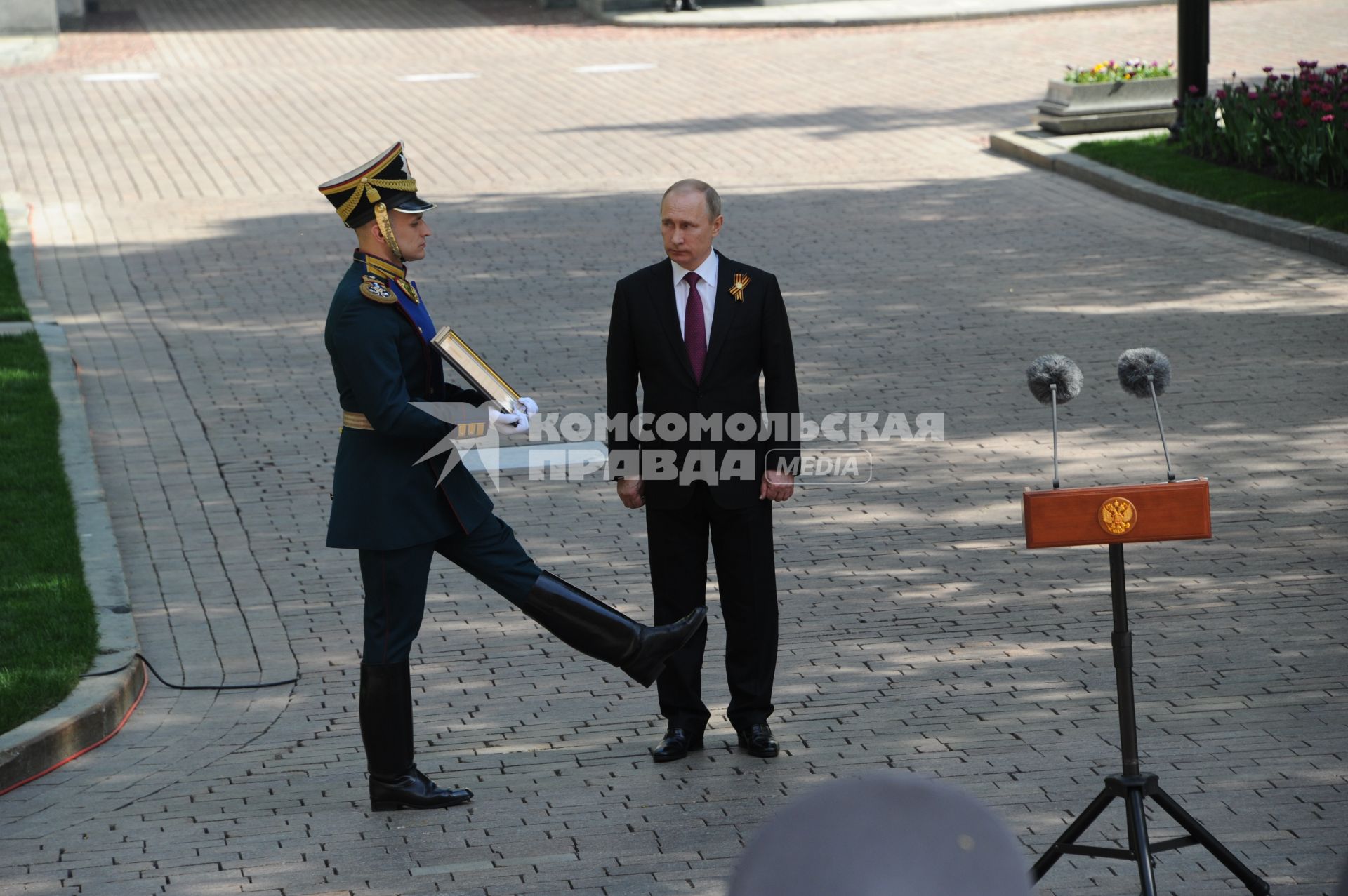 Москва.  Президент России Владимир Путин на церемонии вручения Кремлевскому полку Службы коменданта Московского Кремля ФСО грамоту верховного главнокомандующего ВС России по случаю его 80-и летия.