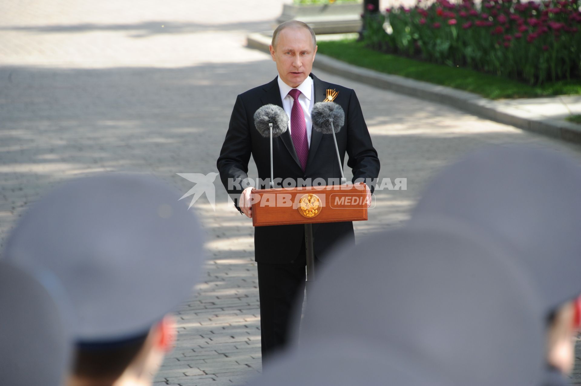 Москва.  Президент России Владимир Путин на церемонии вручения Кремлевскому полку Службы коменданта Московского Кремля ФСО грамоту верховного главнокомандующего ВС России по случаю его 80-и летия.