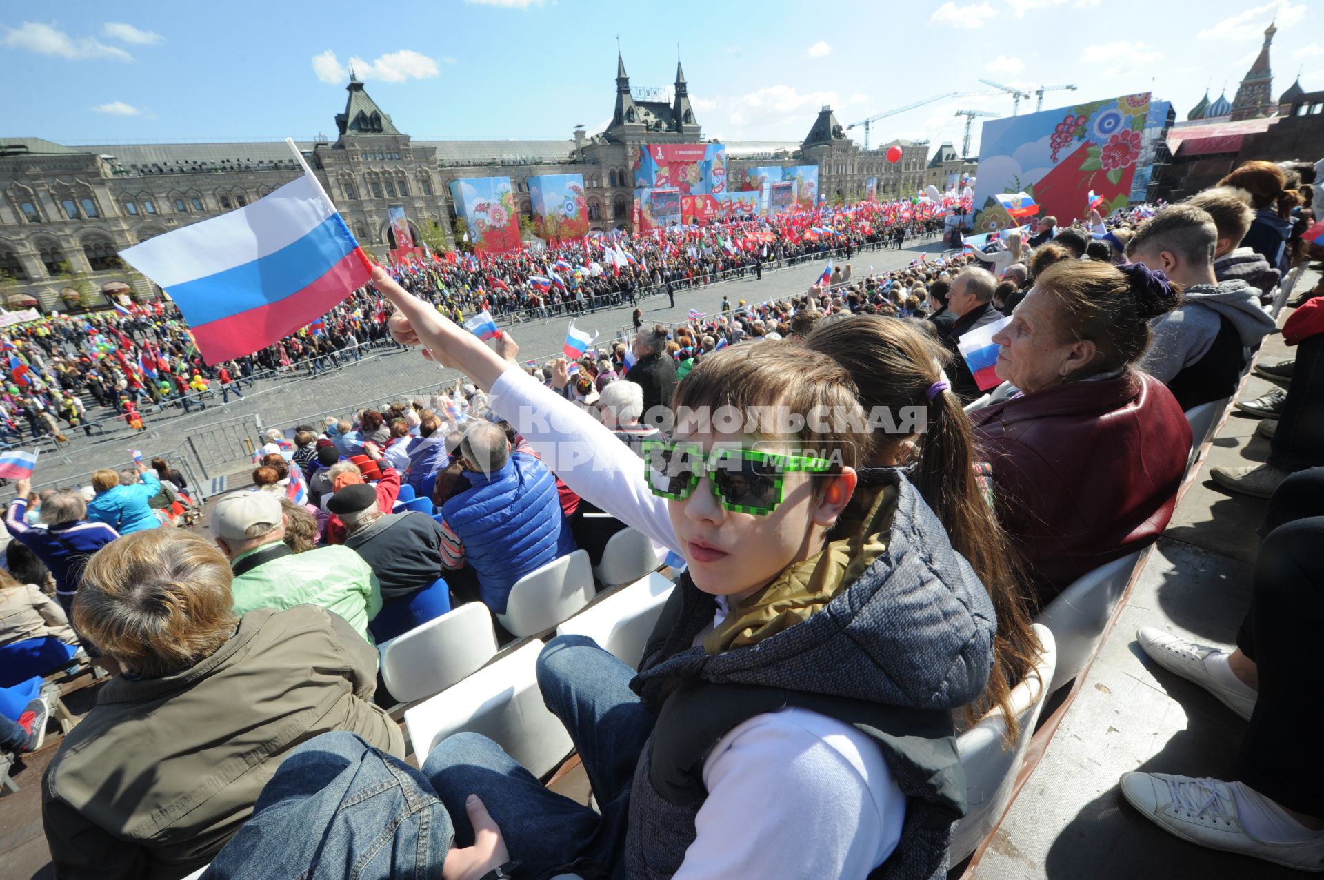 Москва.   Во время шествия профсоюзов, посвященного Дню международной солидарности трудящихся, празднику Весны и Труда, на Красной площади.