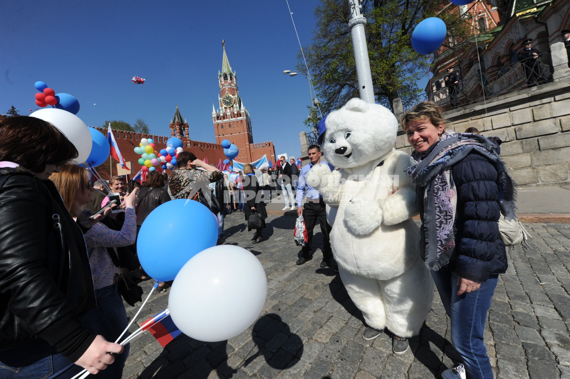 Москва.   Участники шествия профсоюзов, посвященного Дню международной солидарности трудящихся, празднику Весны и Труда, на Красной площади.