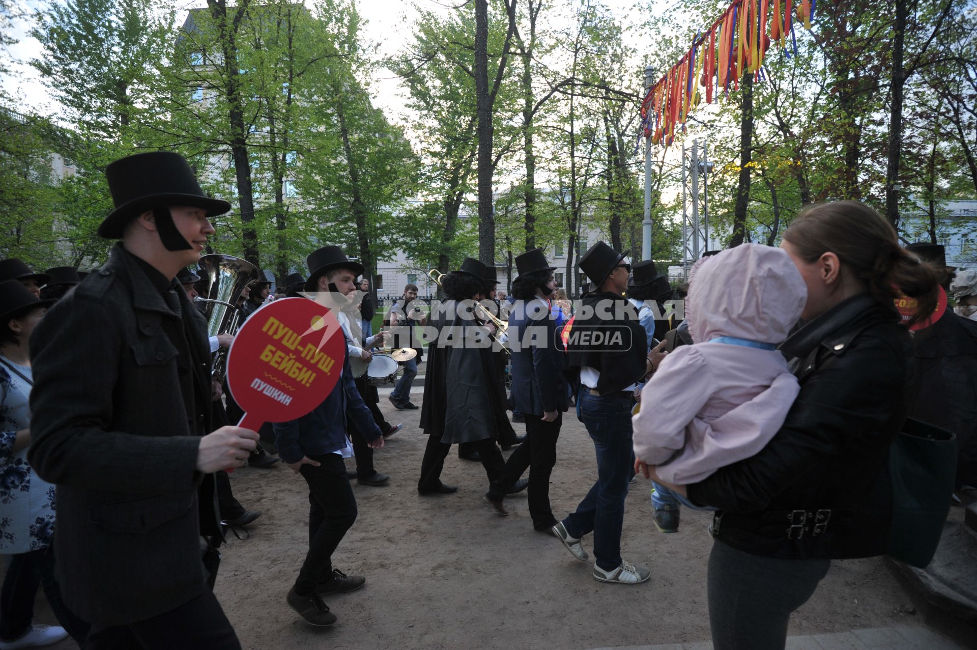 Москва.  Участник парада в честь Александра Пушкина на Тверском бульваре в рамках фестиваля `Московская весна`.