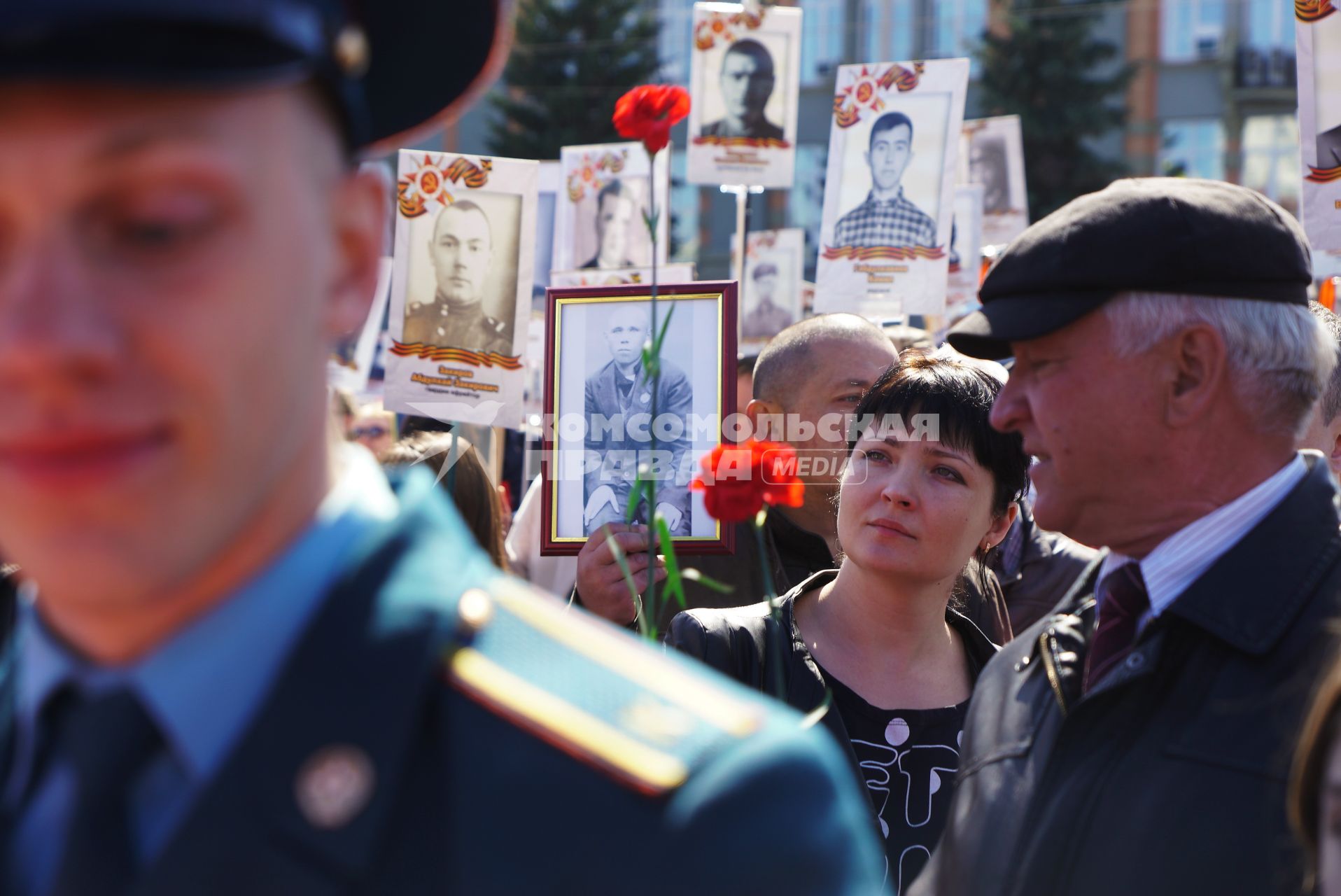 Екатеринбург. Участники акции памяти `Бессмертный полк` во время шествия в День Победы.