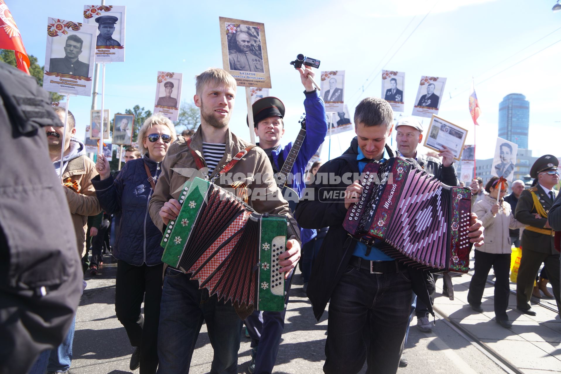 Екатеринбург. Участники акции памяти `Бессмертный полк` во время шествия в День Победы.