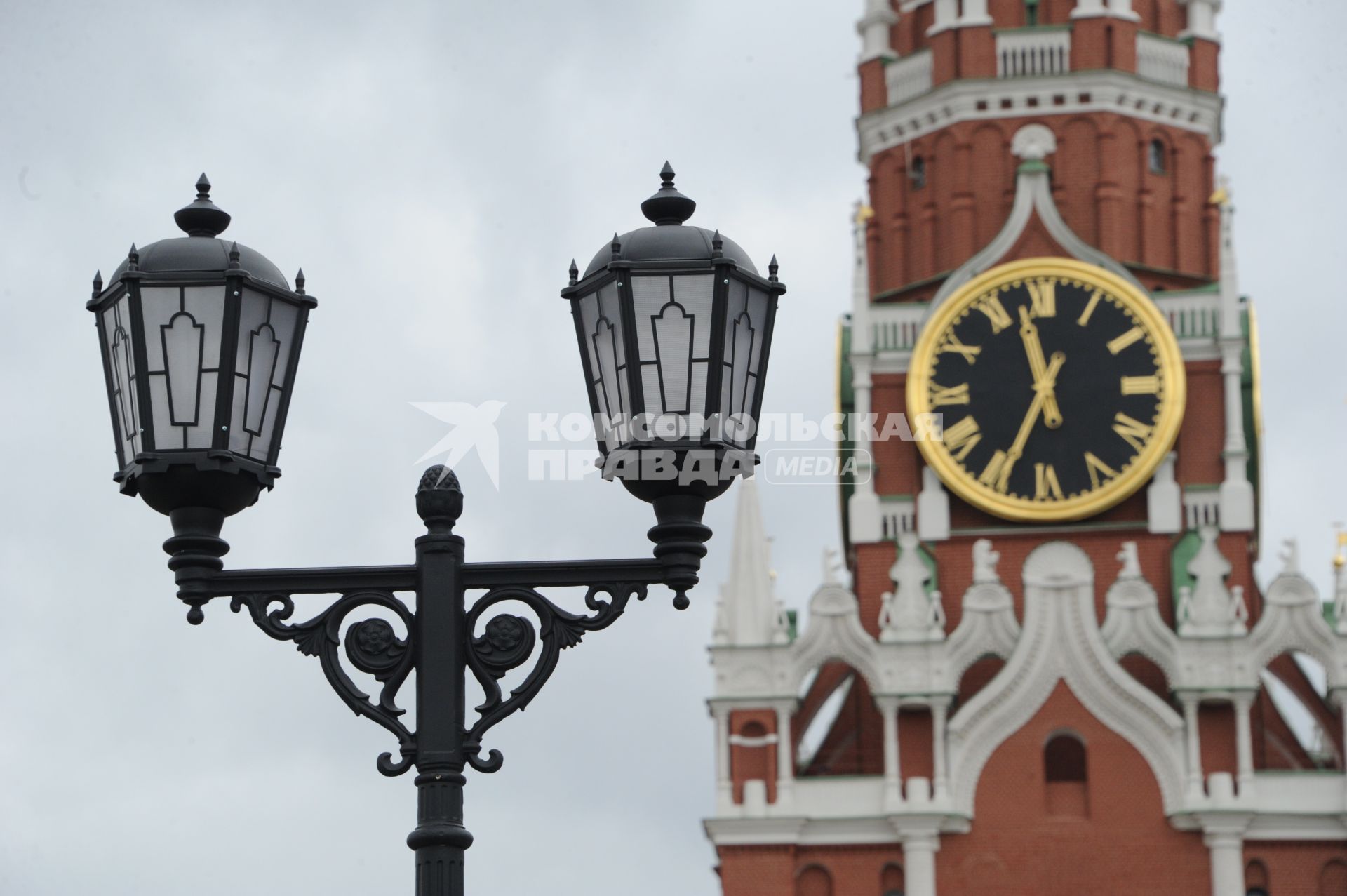 Москва. Спасская башня и  фонари.