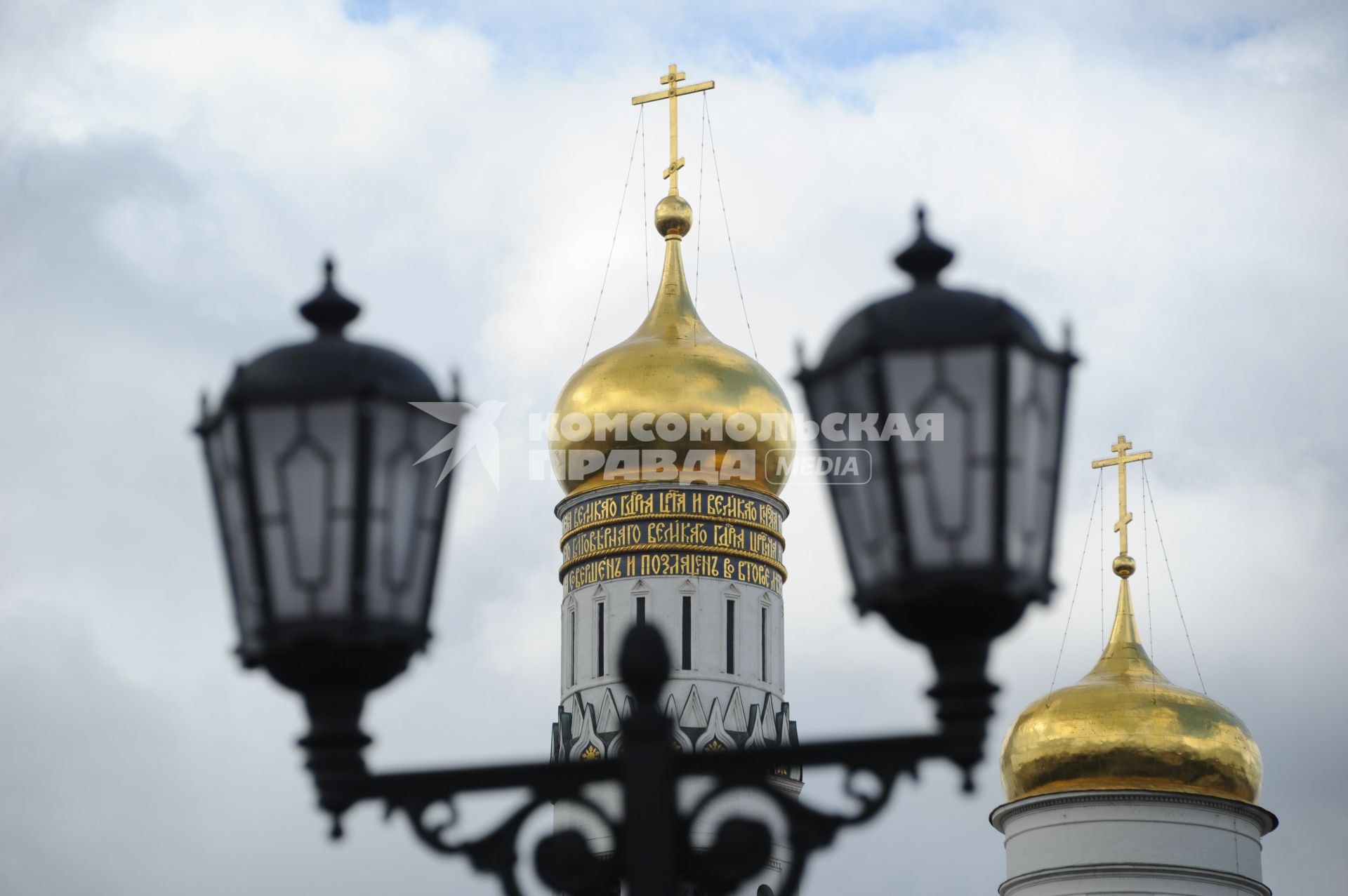 Москва.  Фонари на фоне куполов колокольни Ивана Великого в Кремле.