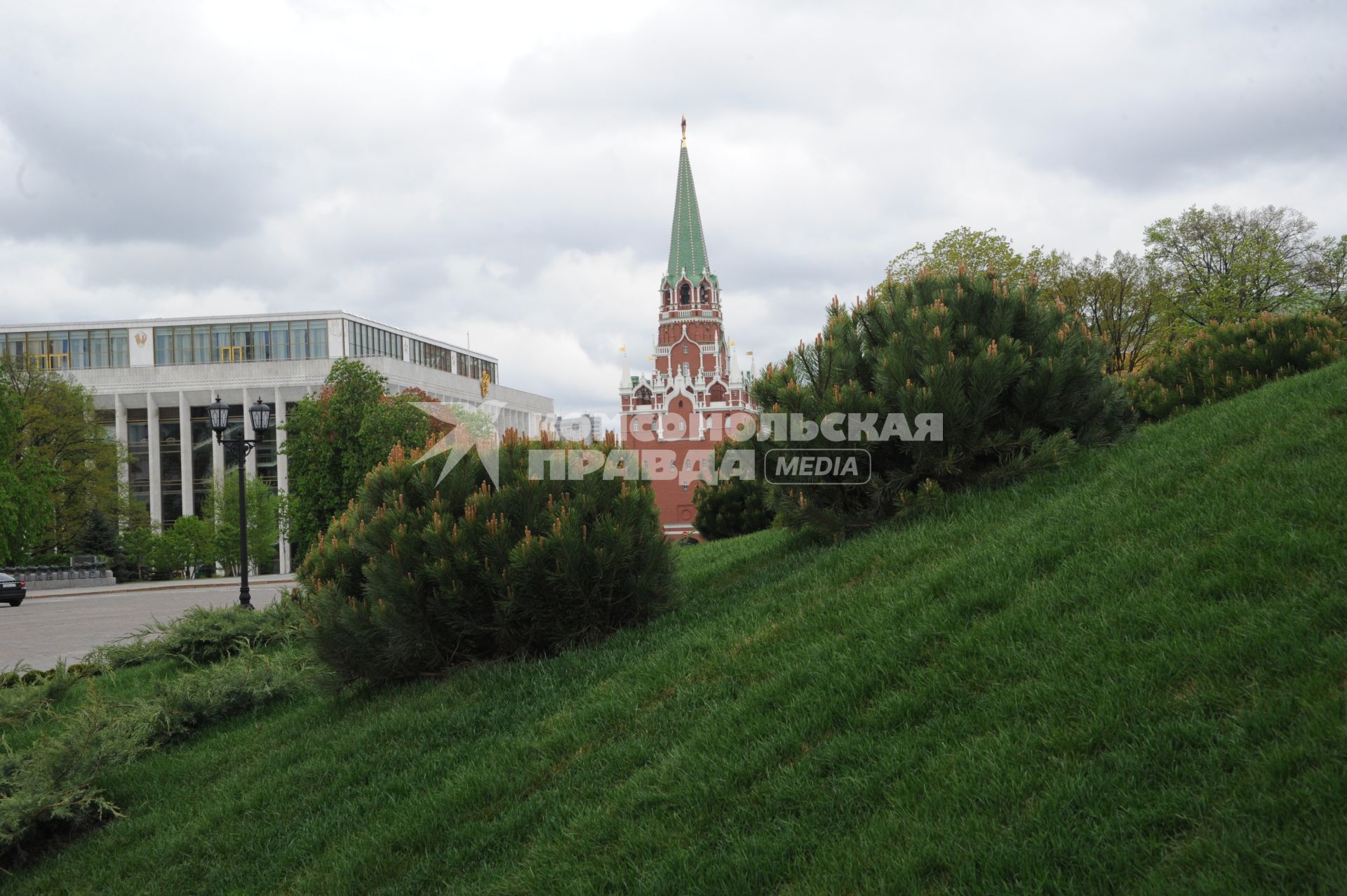 Москва.  На месте снесенного 14-го корпуса в Кремле открылся парк с видом на Спасскую башню и Государственный Кремлевский дворец.