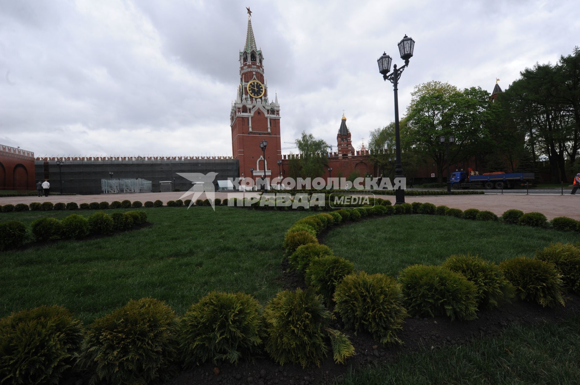 Москва.  На месте снесенного 14-го корпуса в Кремле открылся парк с видом на Спасскую башню.