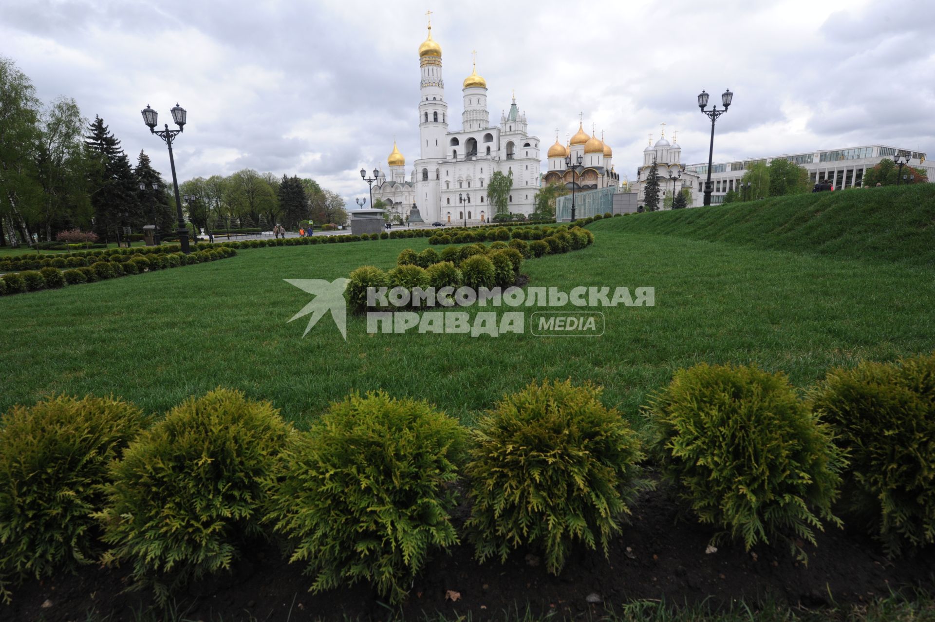 Москва.  На месте снесенного 14-го корпуса в Кремле открылся парк с видом на колокольню Ивана Великого, собор Успения Пресвятой Богородицы и Архангельский собор.