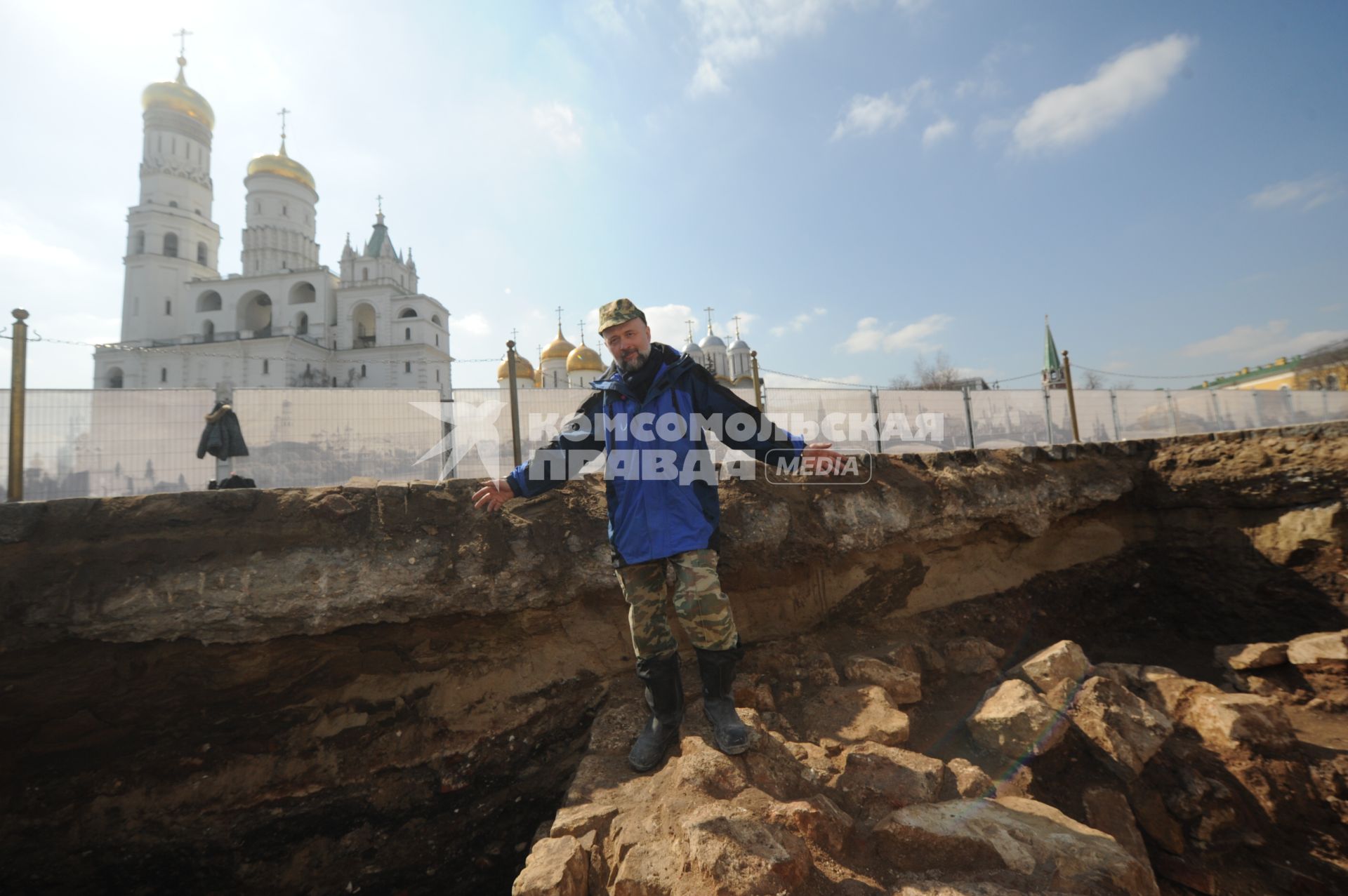 Москва.  На месте снесенного 14-го корпуса в Кремле  ведутся раскопки.