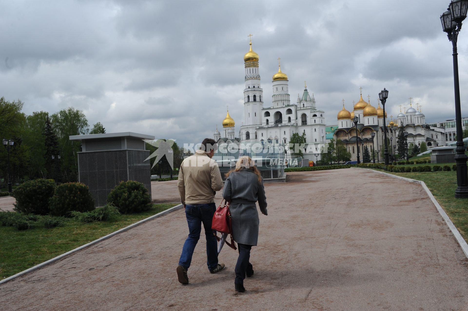 Москва.  На месте снесенного 14-го корпуса в Кремле открылся парк с видом на колокольню Ивана Великого, собор Успения Пресвятой Богородицы и Архангельский собор.