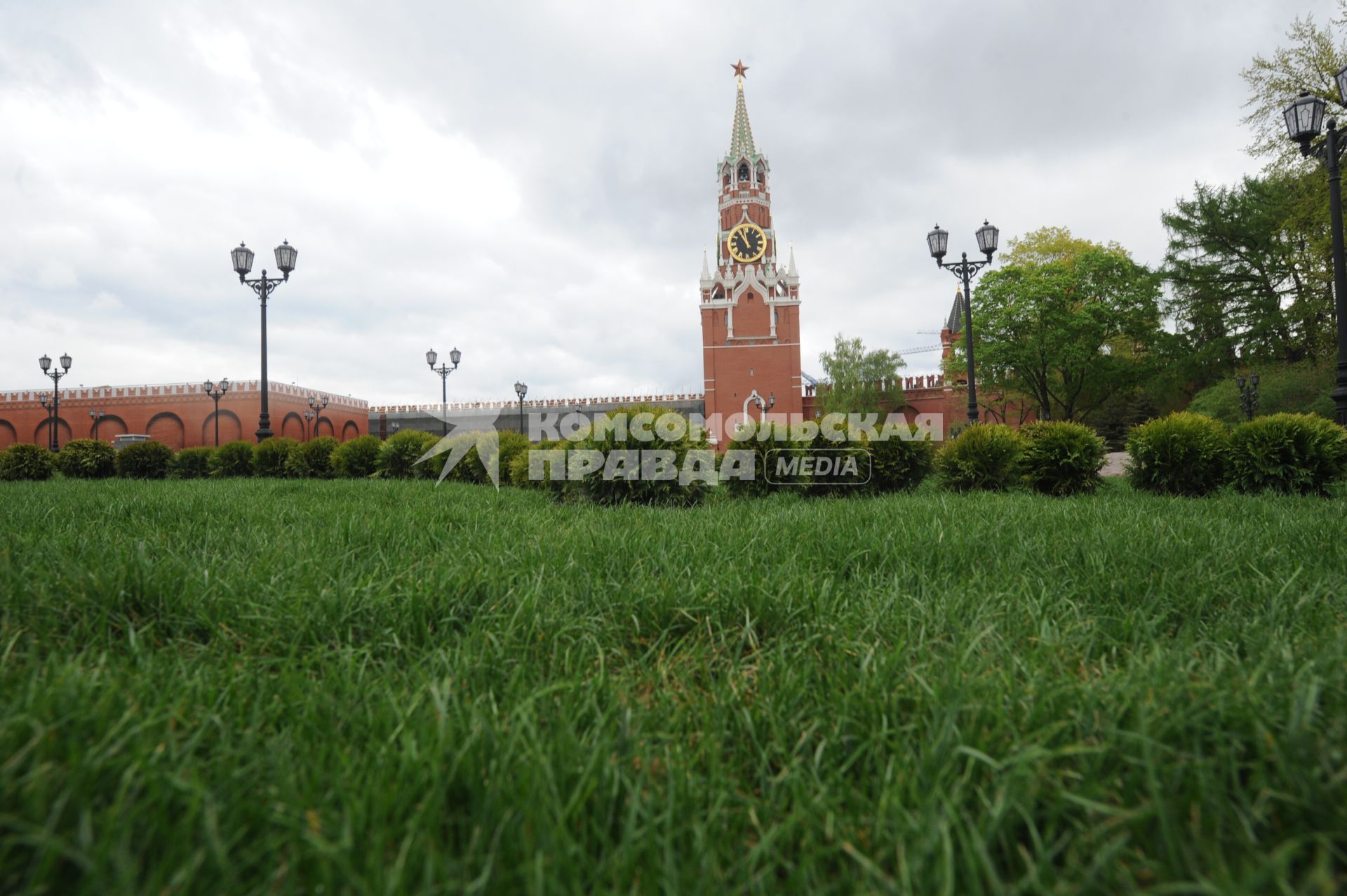 Москва.  На месте снесенного 14-го корпуса в Кремле открылся парк с видом на Спасскую башню.