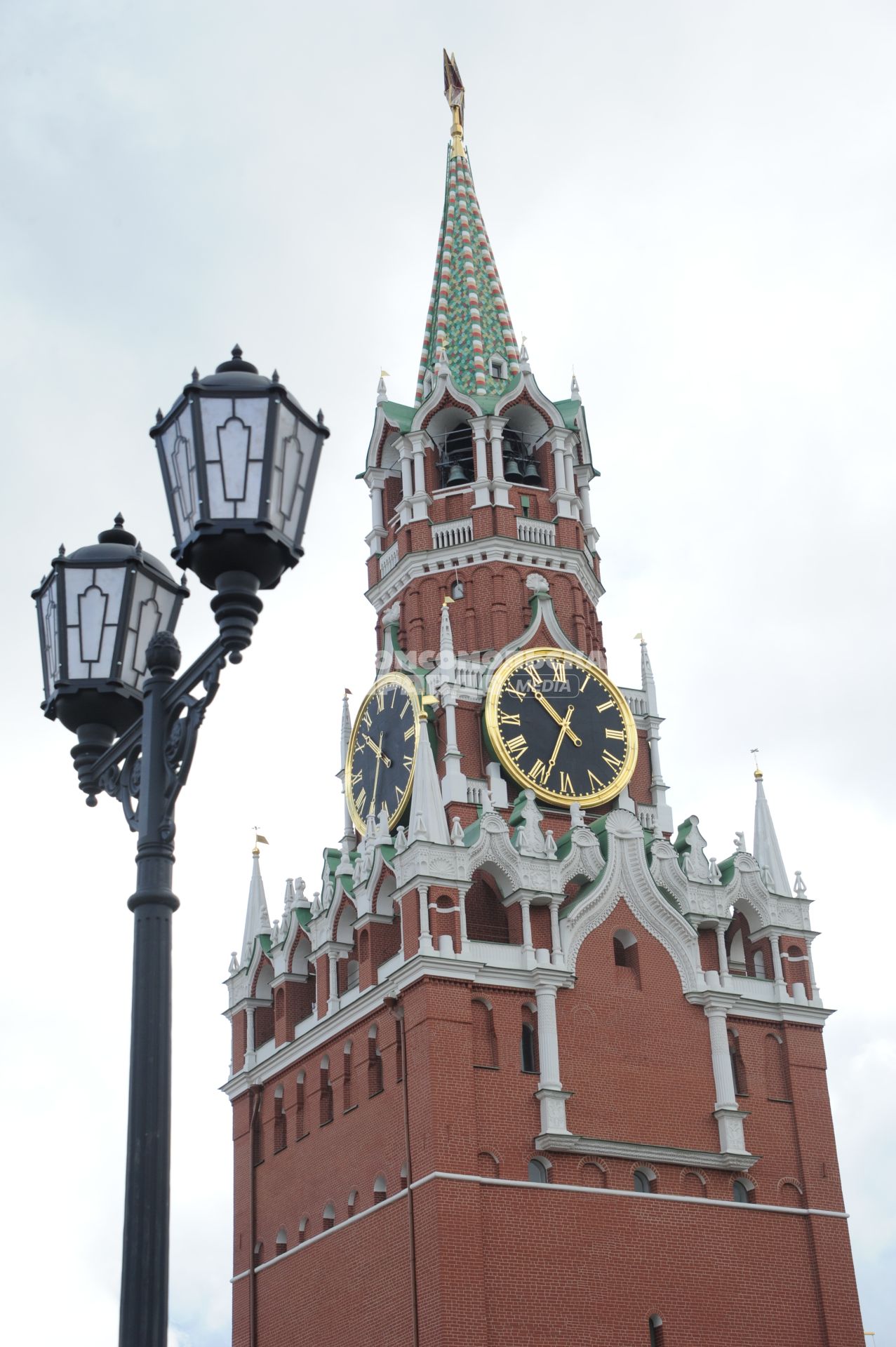 Москва. Спасская башня и  фонари.