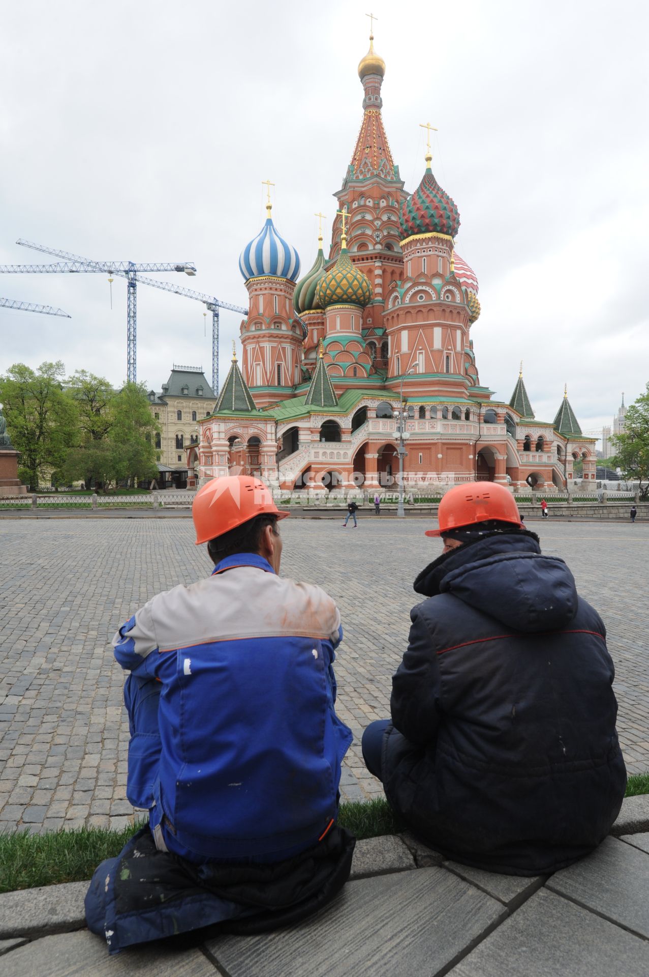 Москва.  Рабочие отдыхают на красной площади напротив храма Василия Блаженного