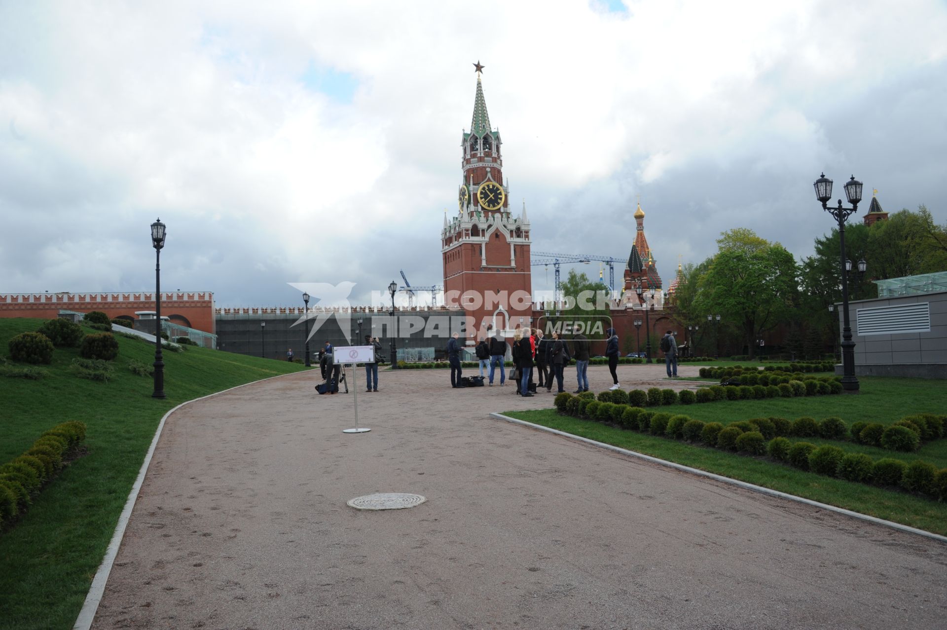 Москва.  На месте снесенного 14-го корпуса в Кремле открылся парк с видом на Спасскую башню.