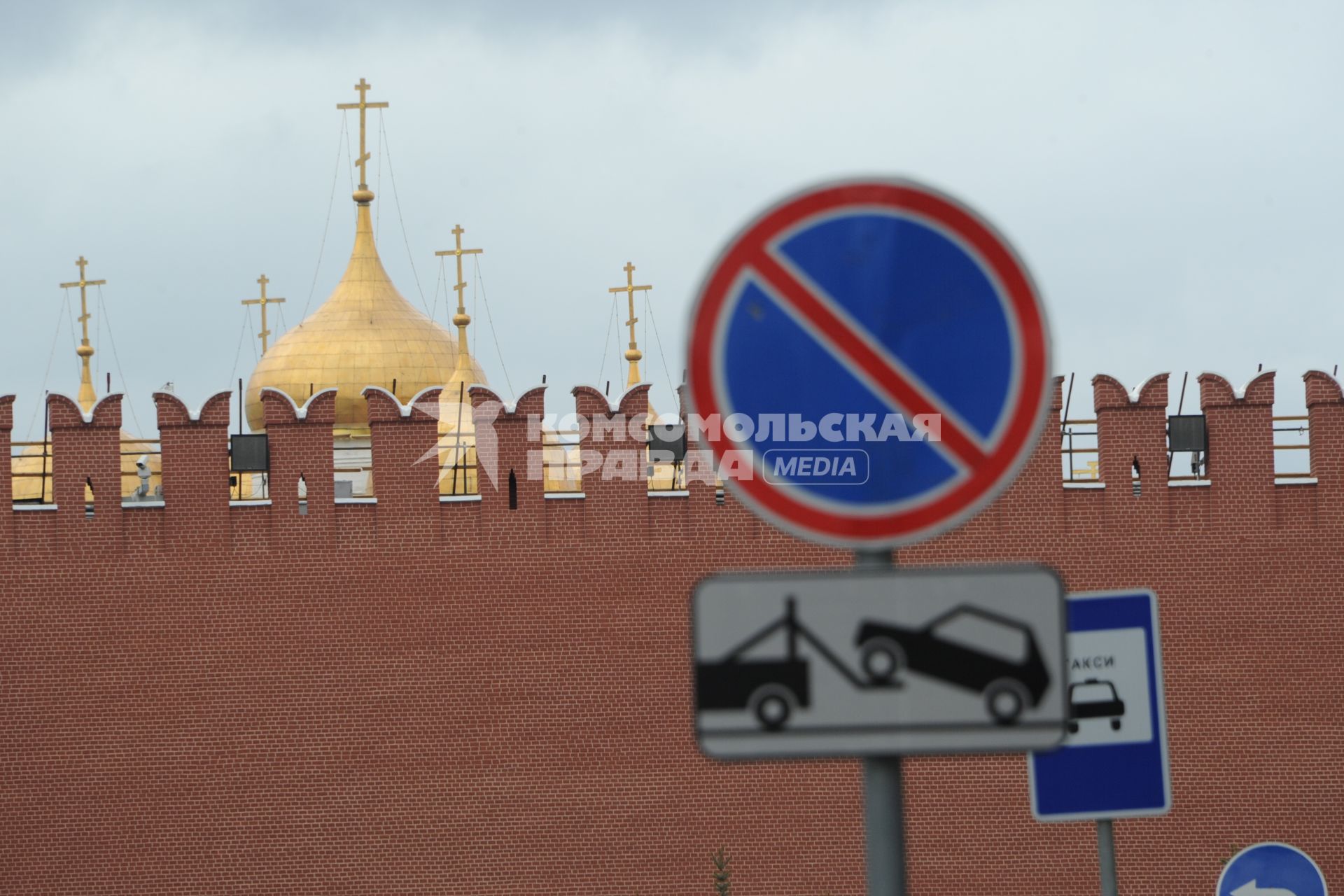 Москва. Вид на купола  собора Благовещения Пресвятой Богородицы через зубцы кремлевской стены.