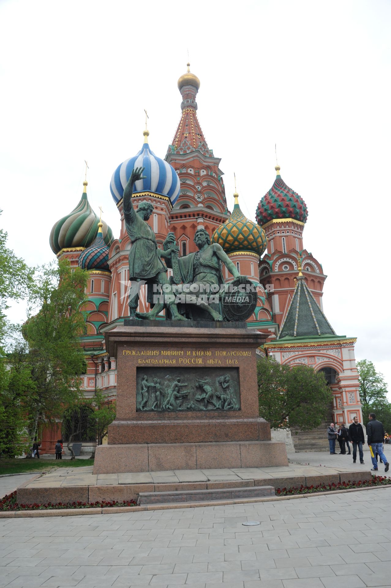 Москва.    Памятник Минину и Пожарскому у  храма Василия Блаженного  на Красной площади.