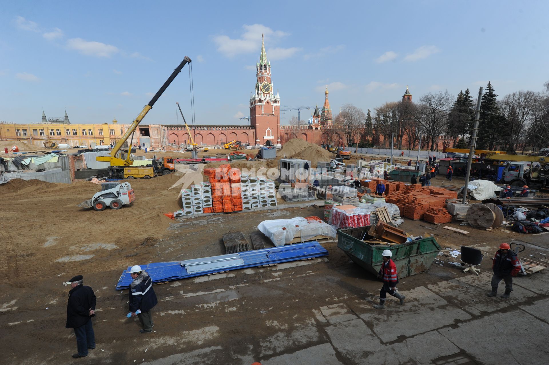 Москва.  На месте снесенного 14-го корпуса в Кремле  ведутся раскопки.