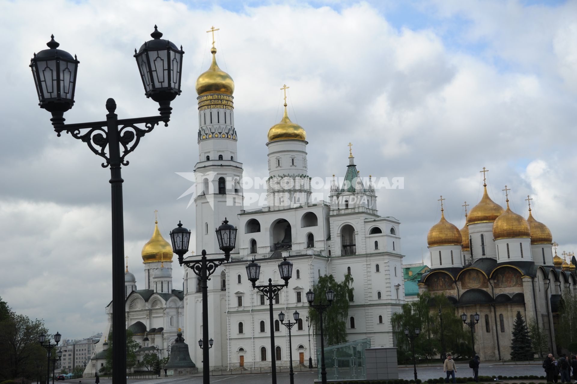 Москва.  На месте снесенного 14-го корпуса в Кремле открылся парк с видом на колокольню Ивана Великого и  собор Успения Пресвятой Богородицы.