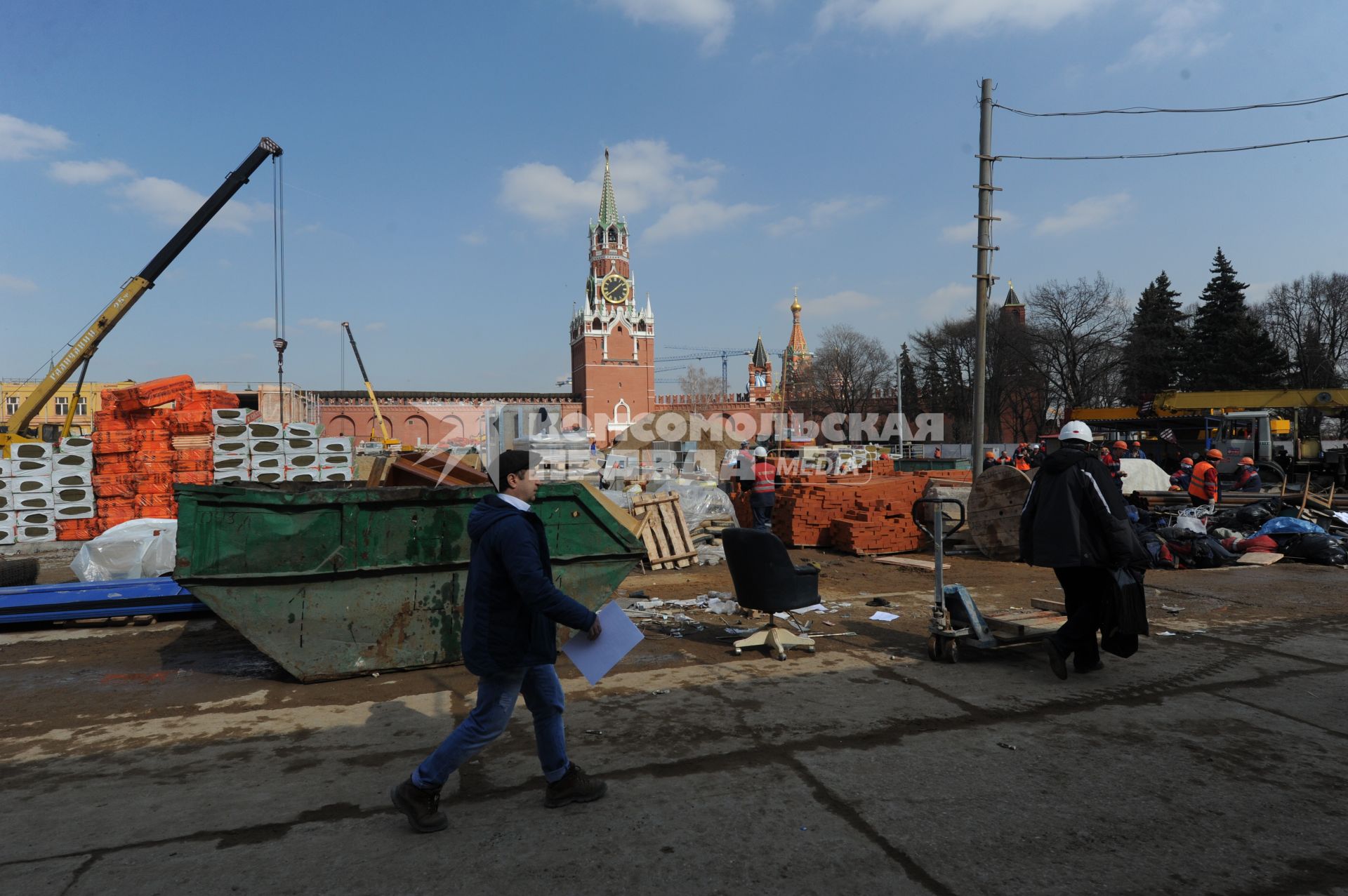 Москва.  На месте снесенного 14-го корпуса в Кремле  ведутся раскопки.