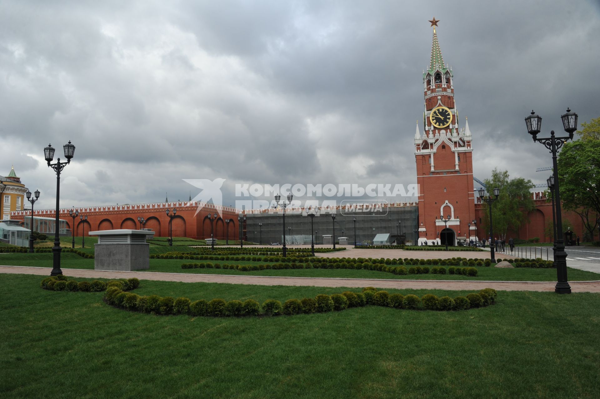 Москва.  На месте снесенного 14-го корпуса в Кремле открылся парк с видом на Спасскую башню.