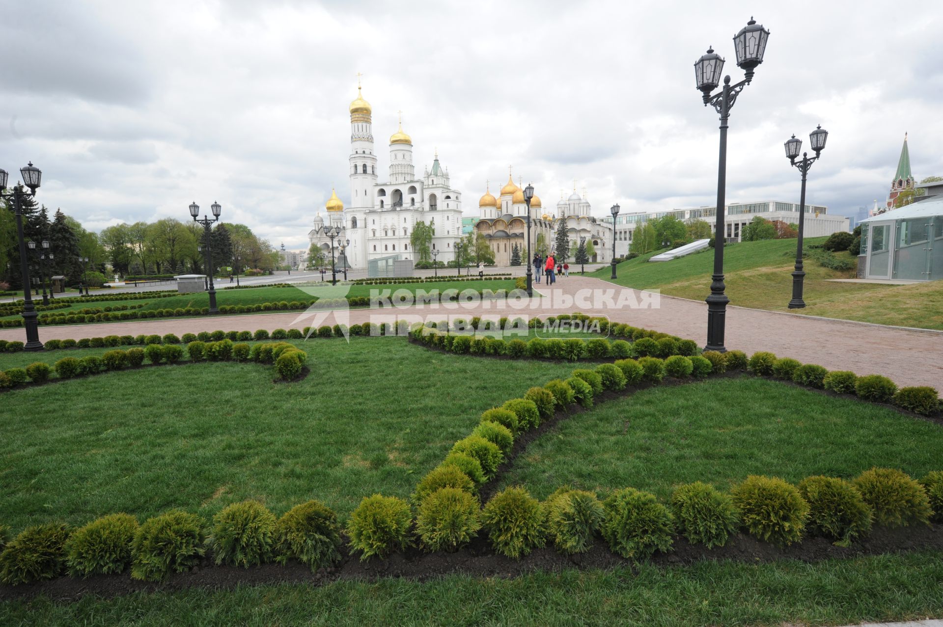 Москва.  На месте снесенного 14-го корпуса в Кремле открылся парк с видом на колокольню Ивана Великого, собор Успения Пресвятой Богородицы и Архангельский собор.