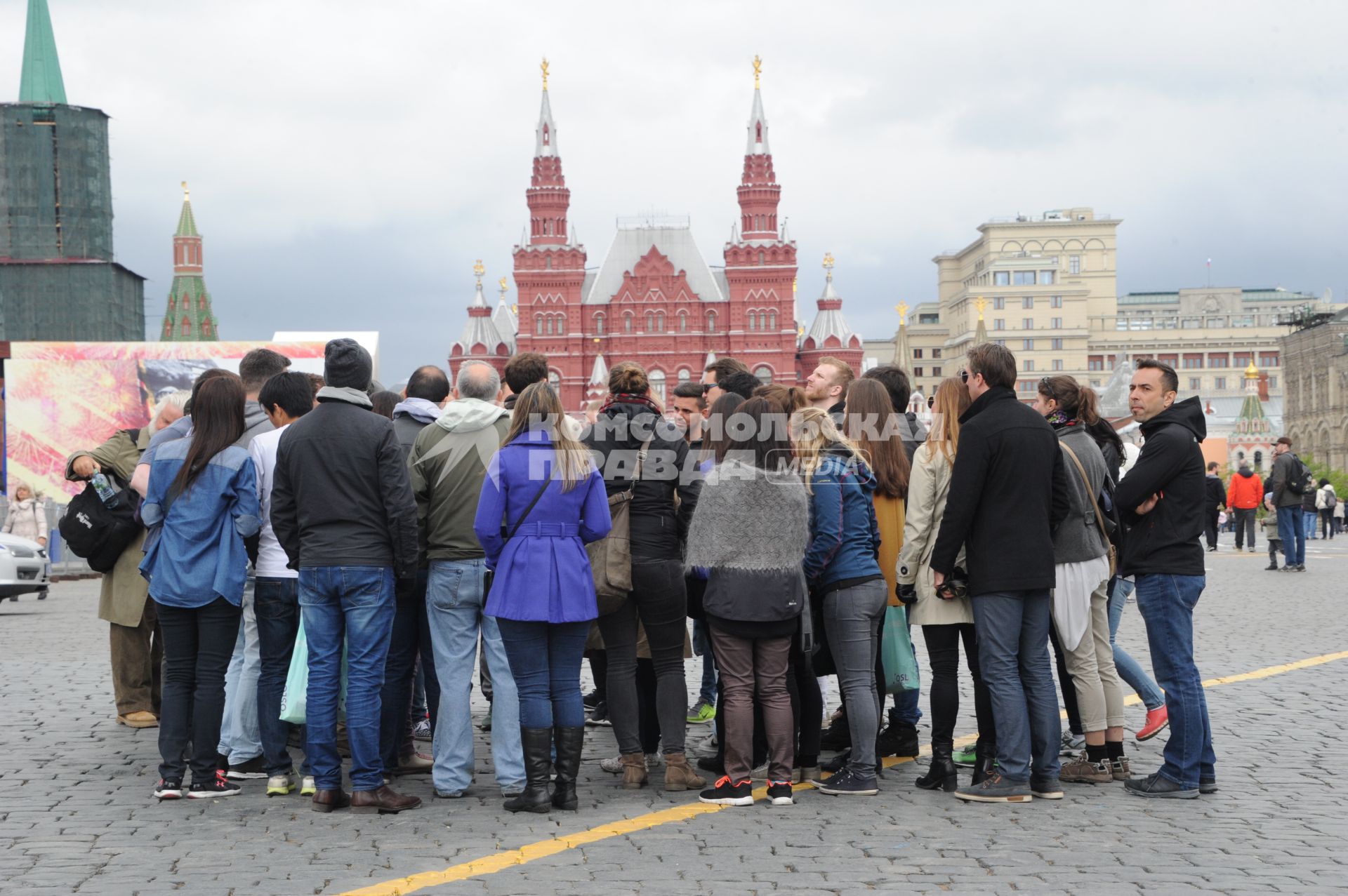 Москва.  Группа туристов на Красной площади.