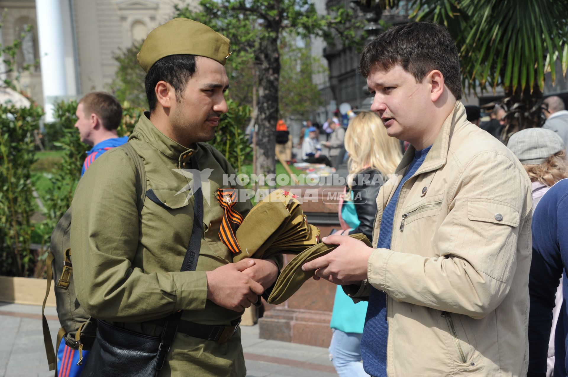 Москва.    Корреспондент `Комсомольской правды` Павел Клоков (справа)  выбирает пилотку.