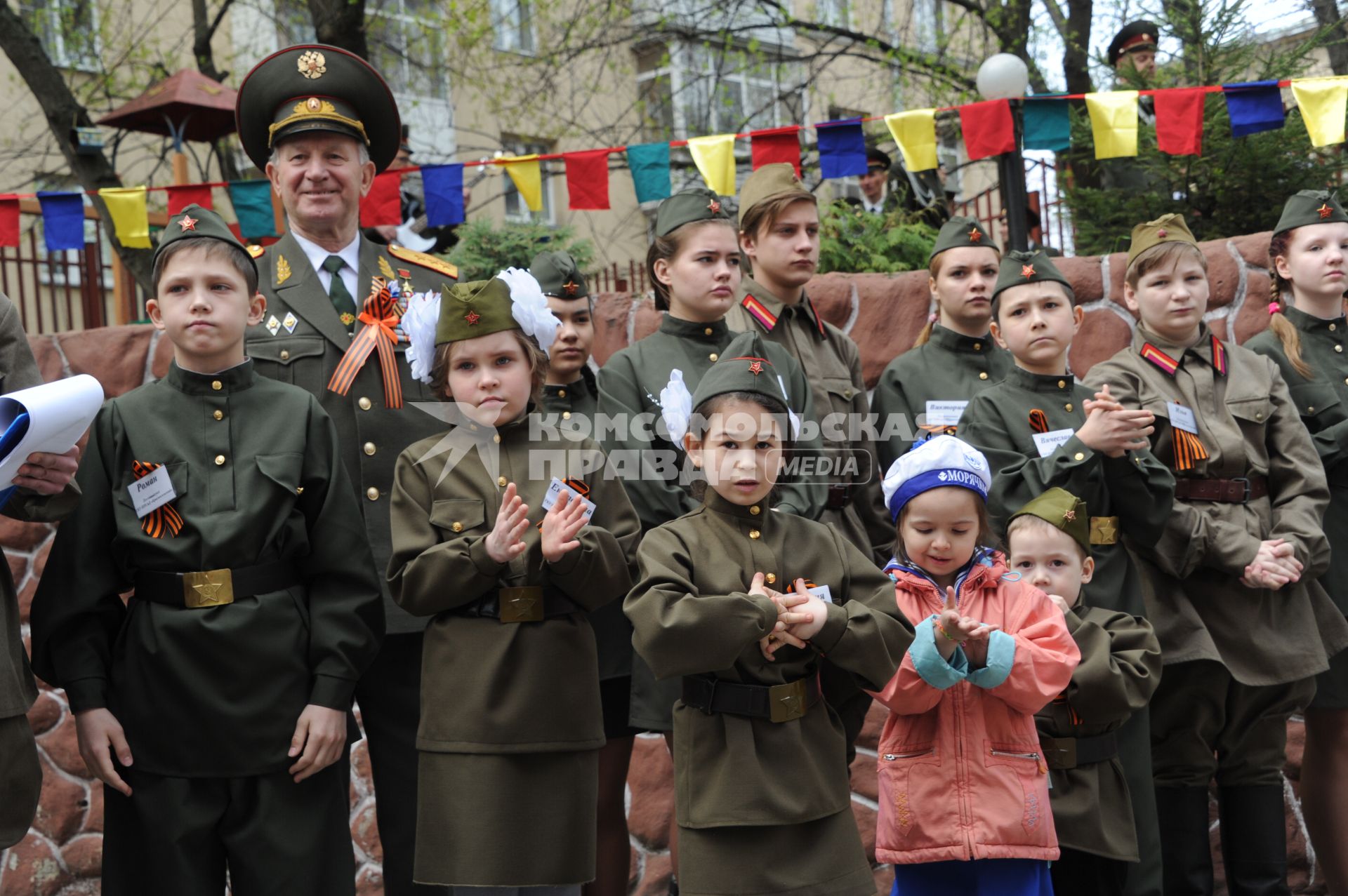 Москва. Участники акции `Сирень Победы`, приуроченной к празднованию 71-й годовщины Победы в Великой Отечественной войне.