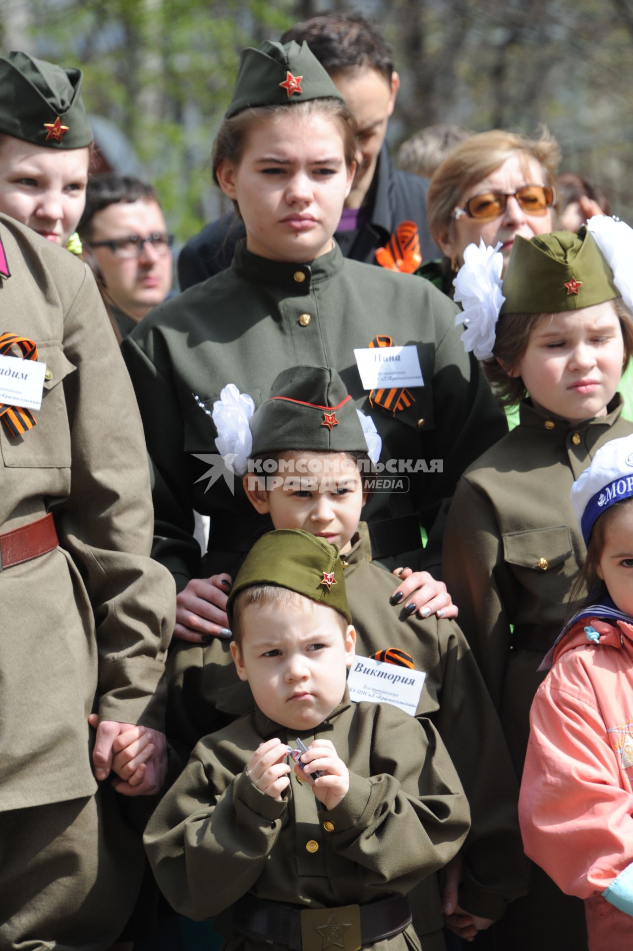 Москва. Участники акции `Сирень Победы`, приуроченной к празднованию 71-й годовщины Победы в Великой Отечественной войне.