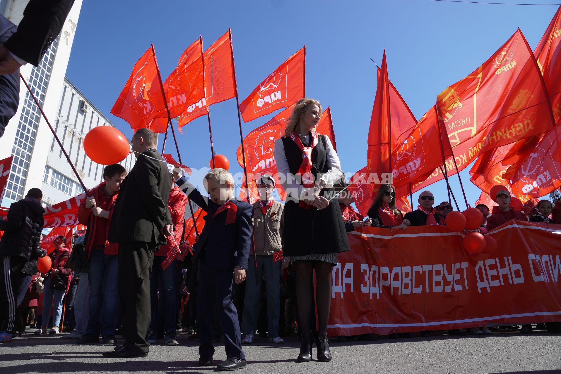 Екатеринбург. Празднование дня весны и труда 1 мая. Участники шествия КПРФ (Коммунистическая партия Российской федерации)