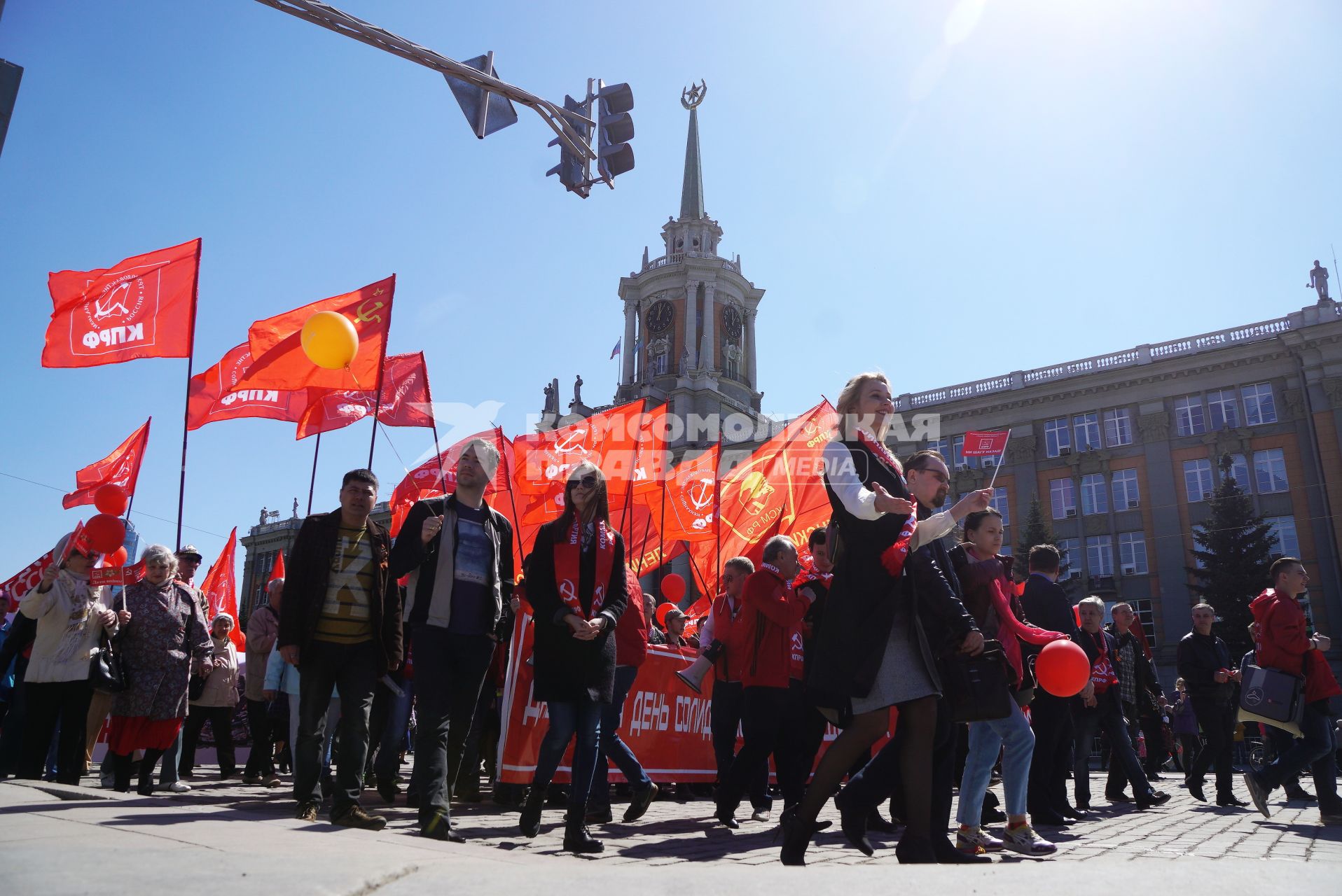 Екатеринбург. Празднование дня весны и труда 1 мая. Участники шествия КПРФ (Коммунистическая партия Российской федерации)