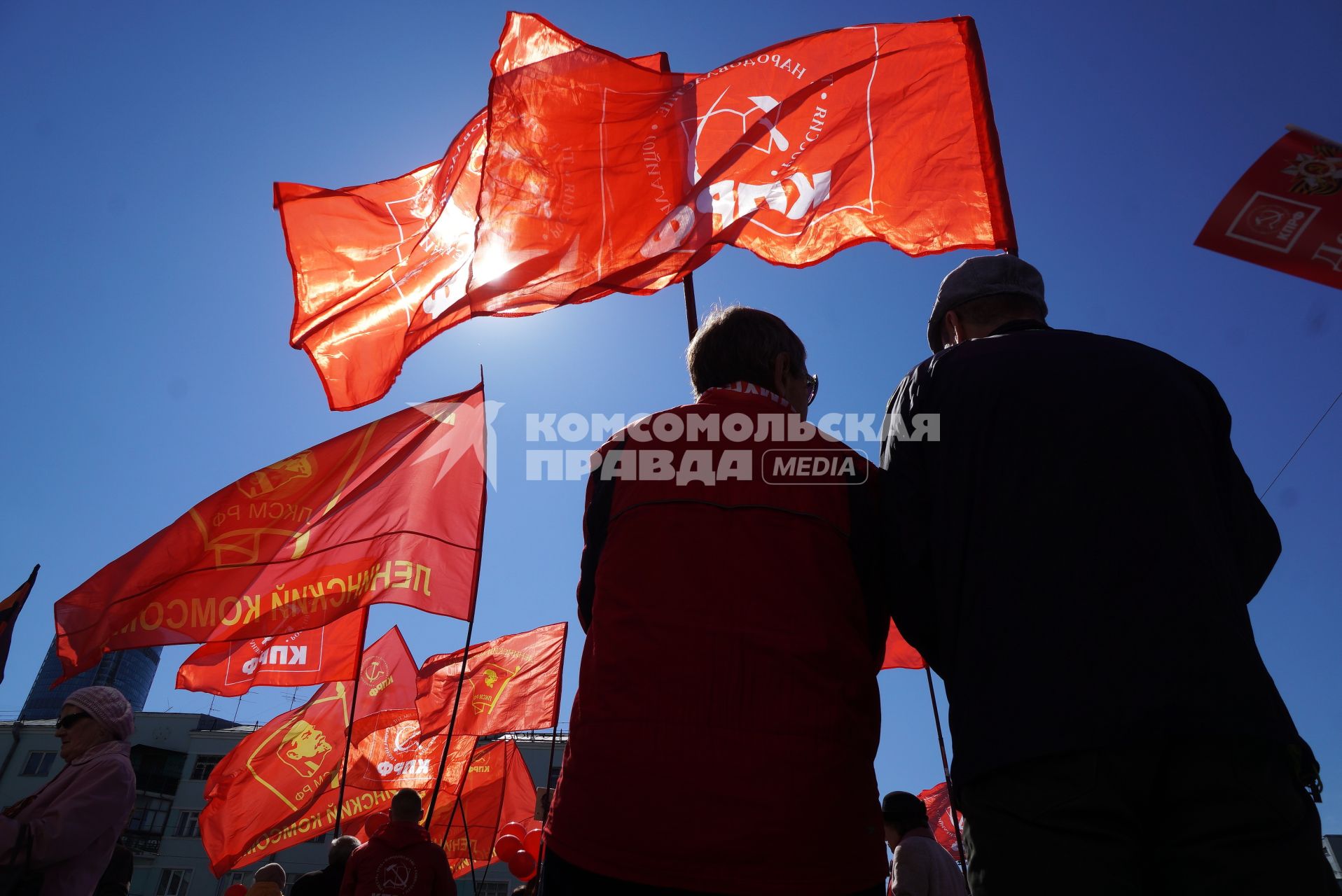 Екатеринбург. Празднование дня весны и труда 1 мая. Участники шествия КПРФ (Коммунистическая партия Российской федерации)