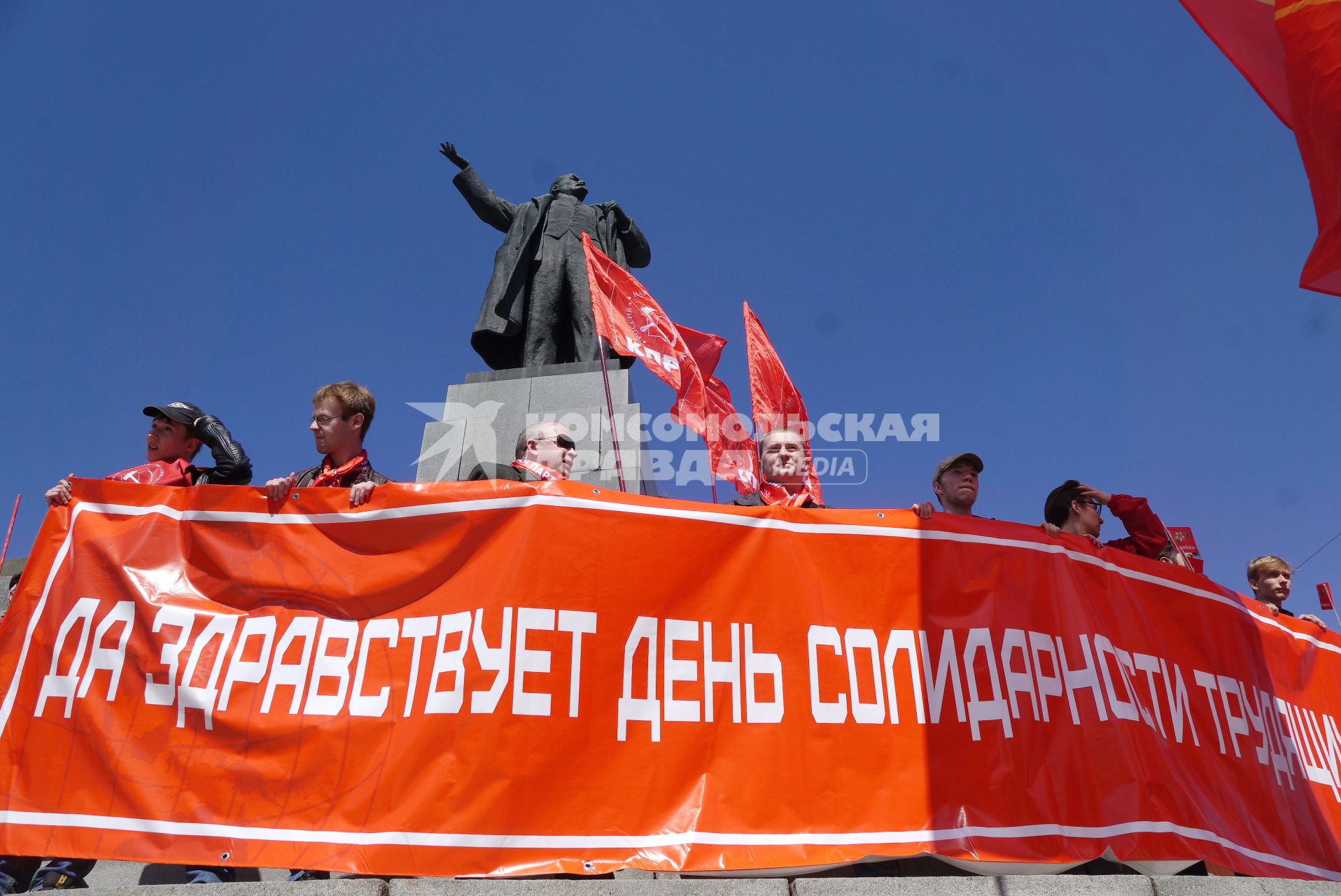 Екатеринбург. Празднование дня весны и труда 1 мая. Участники шествия КПРФ (Коммунистическая партия Российской федерации) у памятника В.Ленину на площади 1905 год