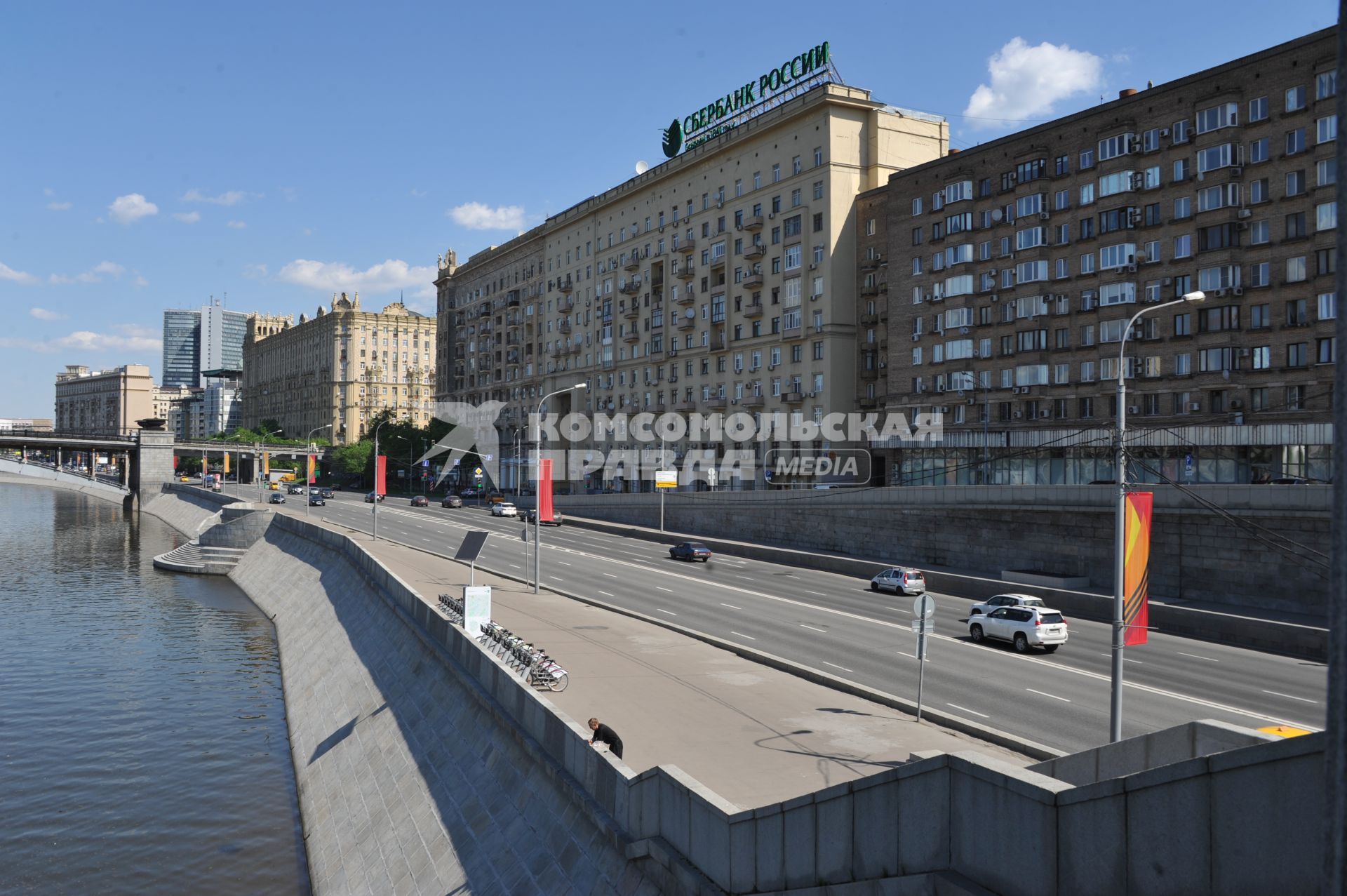 Москва.  Надстроенная мансарда  на жилом доме по адресу Смоленская набережная, 2