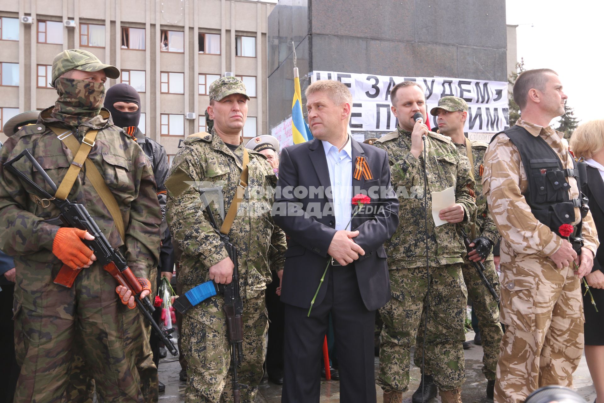 Украина, Славянск. Народный мэр Славянска Вячеслав Пономарев (в центре) и народный губернатор Донецкой области Павел Губарев (второй справа) во время праздничных мероприятий, посвященных Дню Победы.