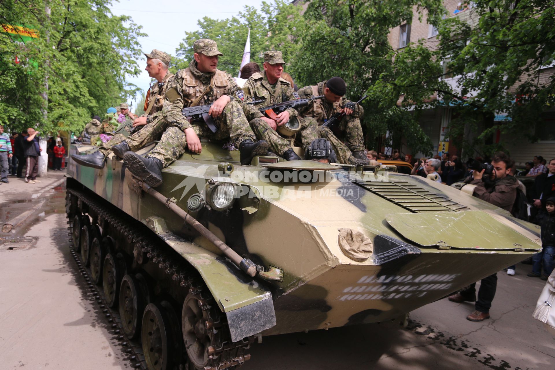 Украина, Славянск. Бойцы народного ополчения на праздничных мероприятиях, посвященных Дню Победы.