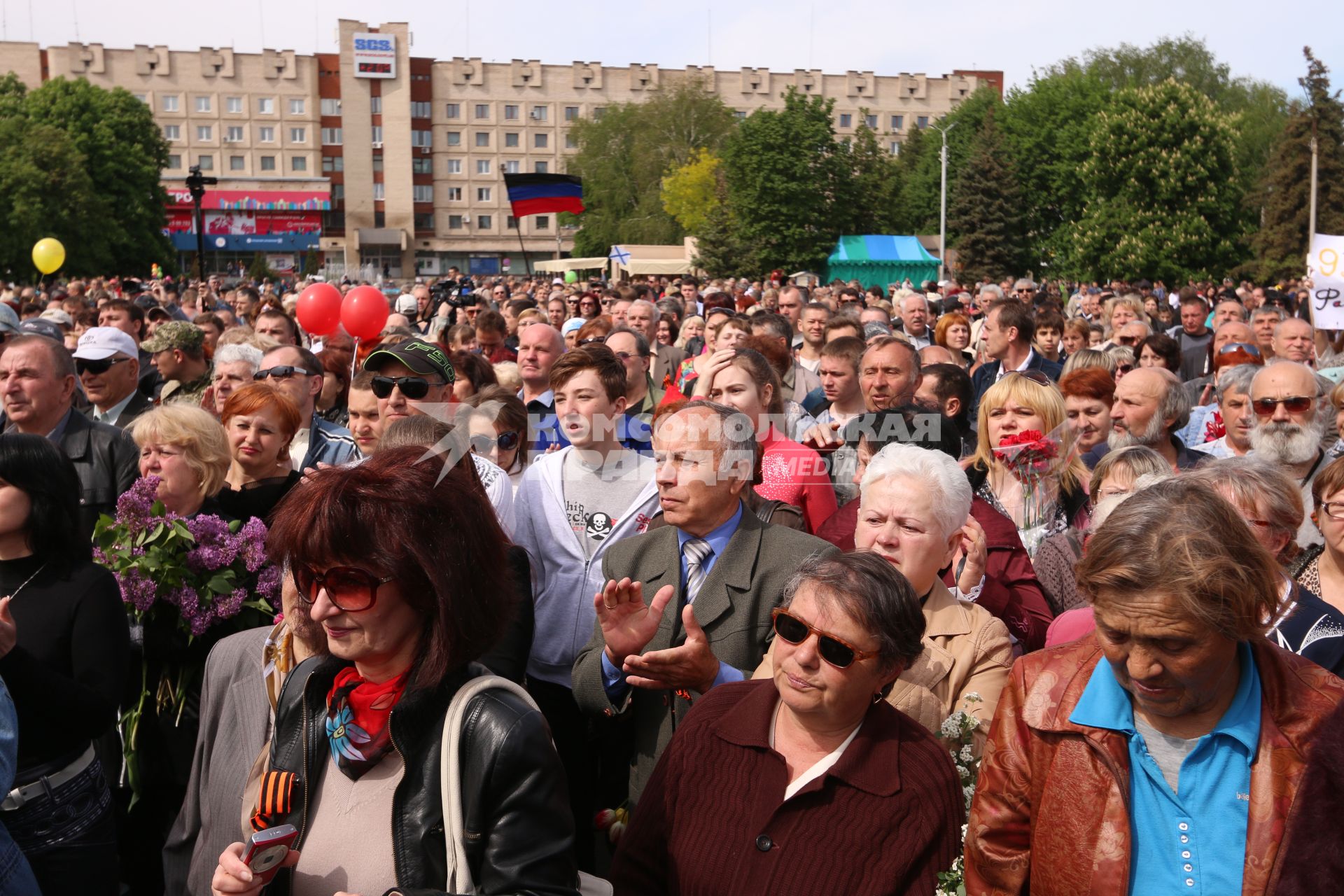 Украина, Славянск. Жители города на праздничных мероприятиях, посвященных Дню Победы.