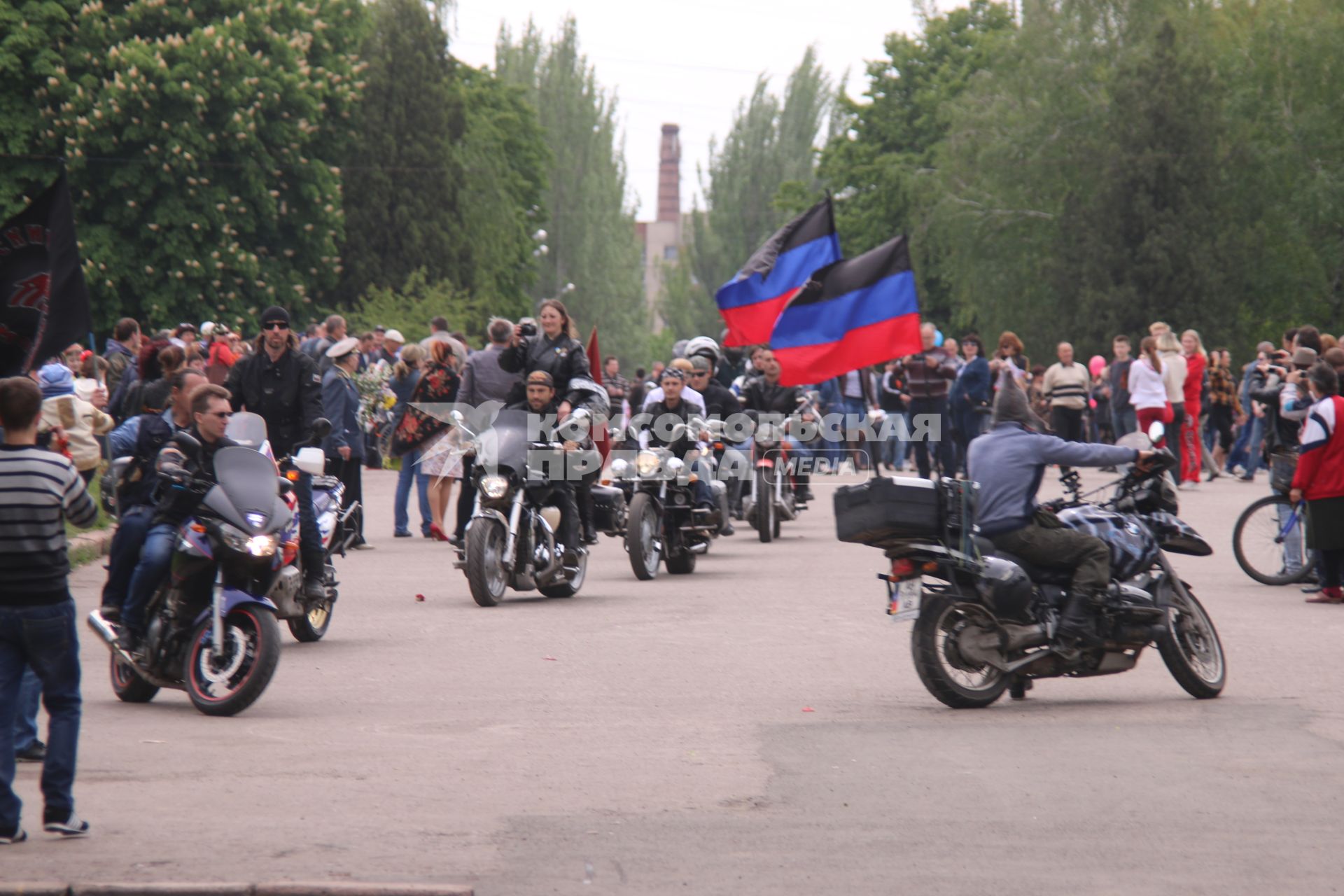 Украина, Славянск. Байкеры во время праздничного шествия, посвященного 69-й годовщине Победы в Великой Отечественной войне.