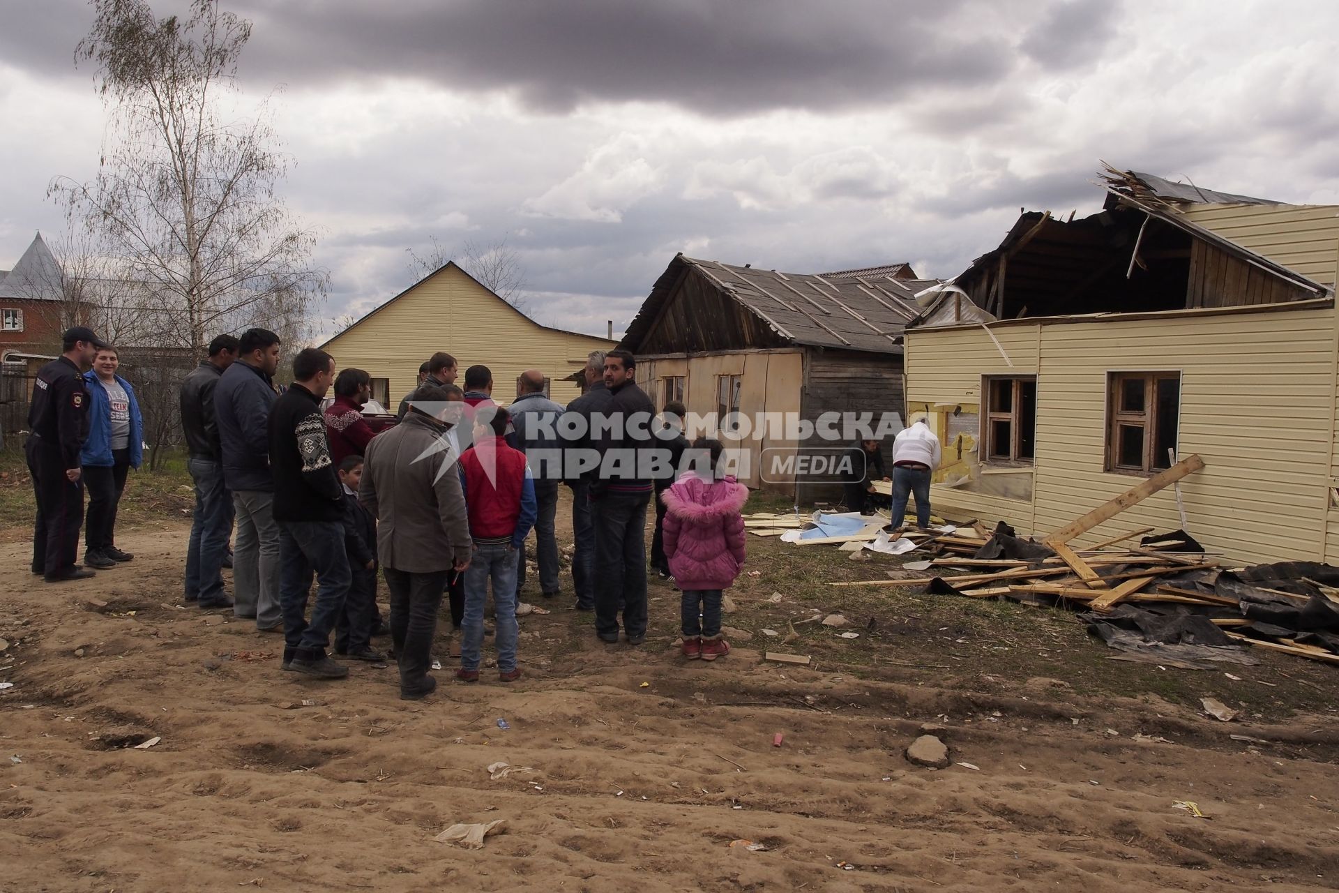 Тульская область. Во время сноса одного из незаконно построенных домов в цыганском поселении в поселке Плеханово.