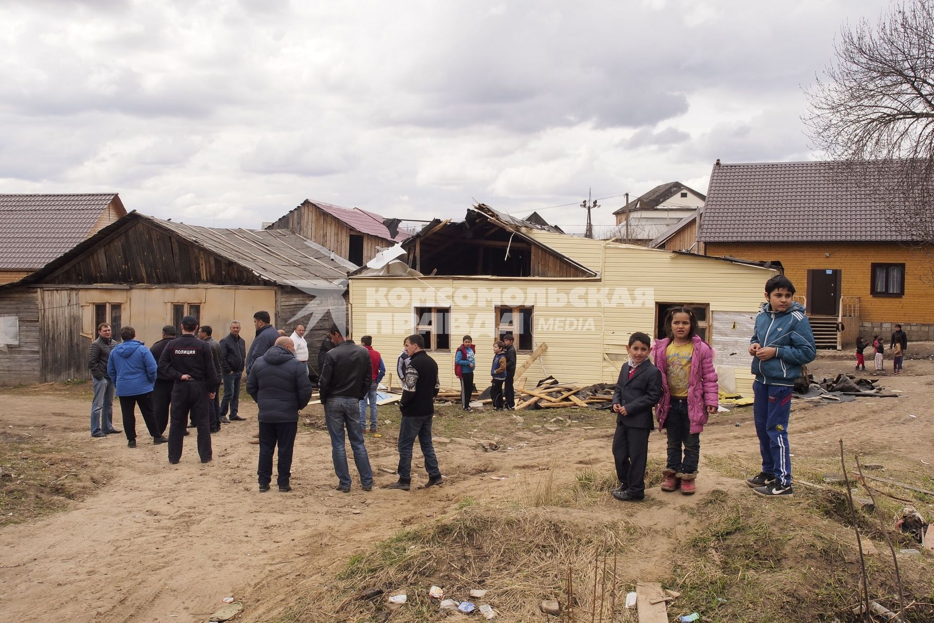 Тульская область. Во время сноса одного из незаконно построенных домов в цыганском поселении в поселке Плеханово.