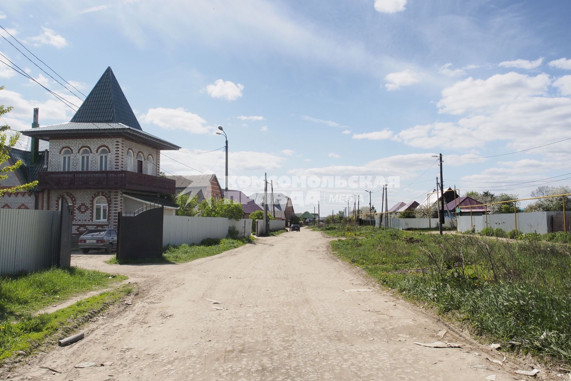 Тульская область. Во время сноса одного из незаконно построенных домов в цыганском поселении в поселке Плеханово.