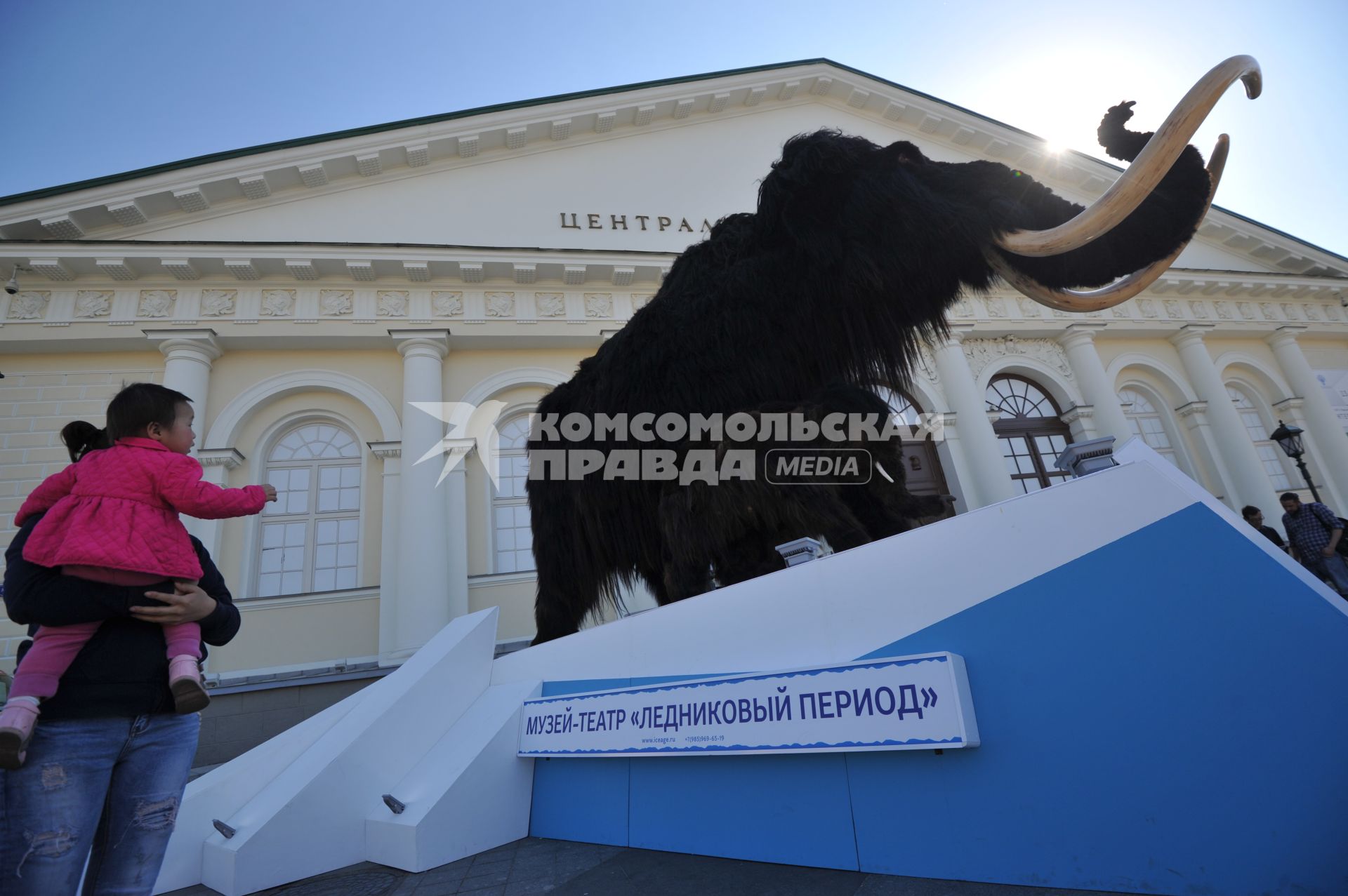 Москва. Фигуры мамонта и мамонтенка, установленные возле Центрального выставочного зала `Манеж` в рамках проведения международного фестиваля `Интермузей`.