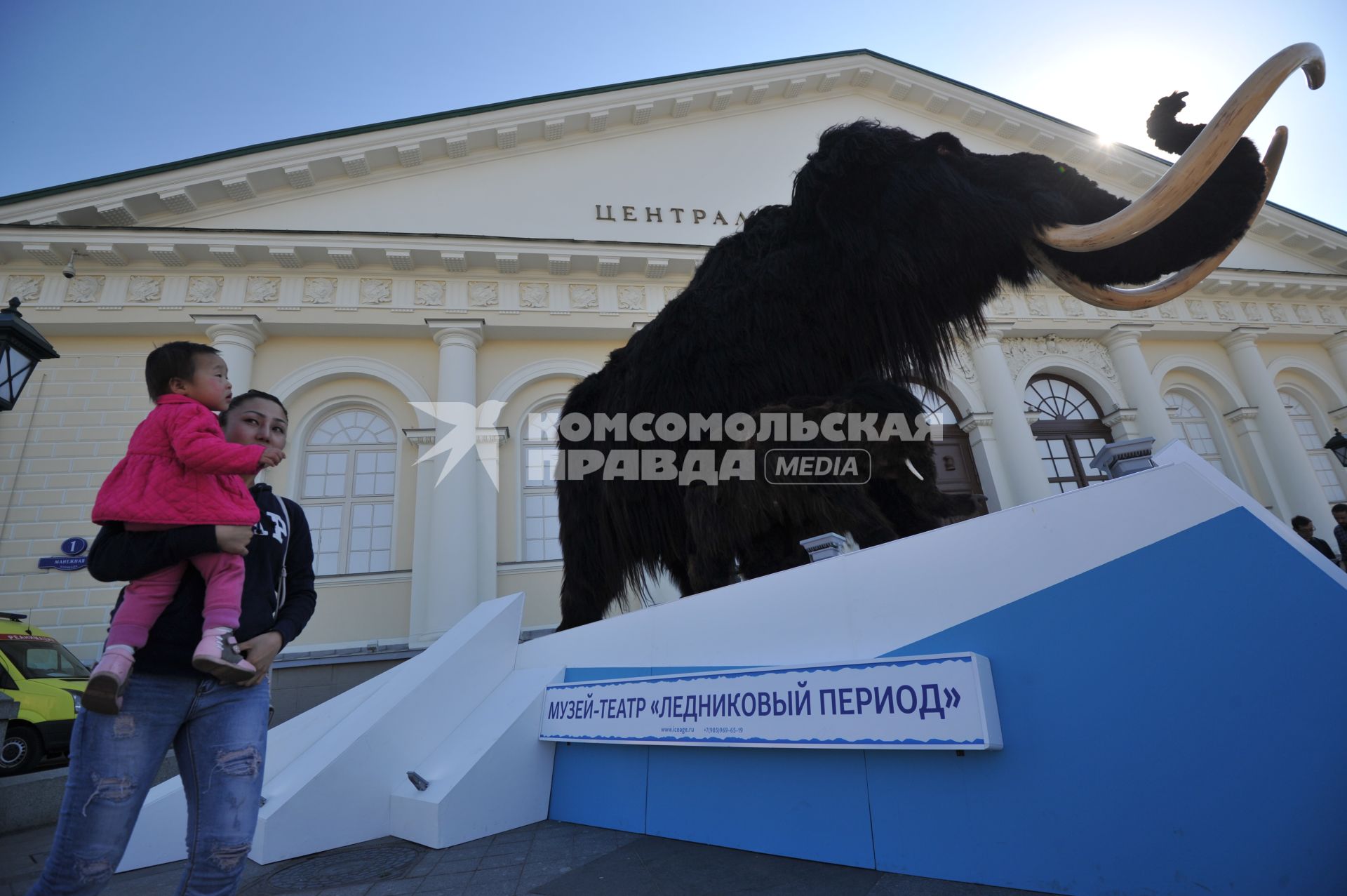 Москва. Фигуры мамонта и мамонтенка, установленные возле Центрального выставочного зала `Манеж` в рамках проведения международного фестиваля `Интермузей`.