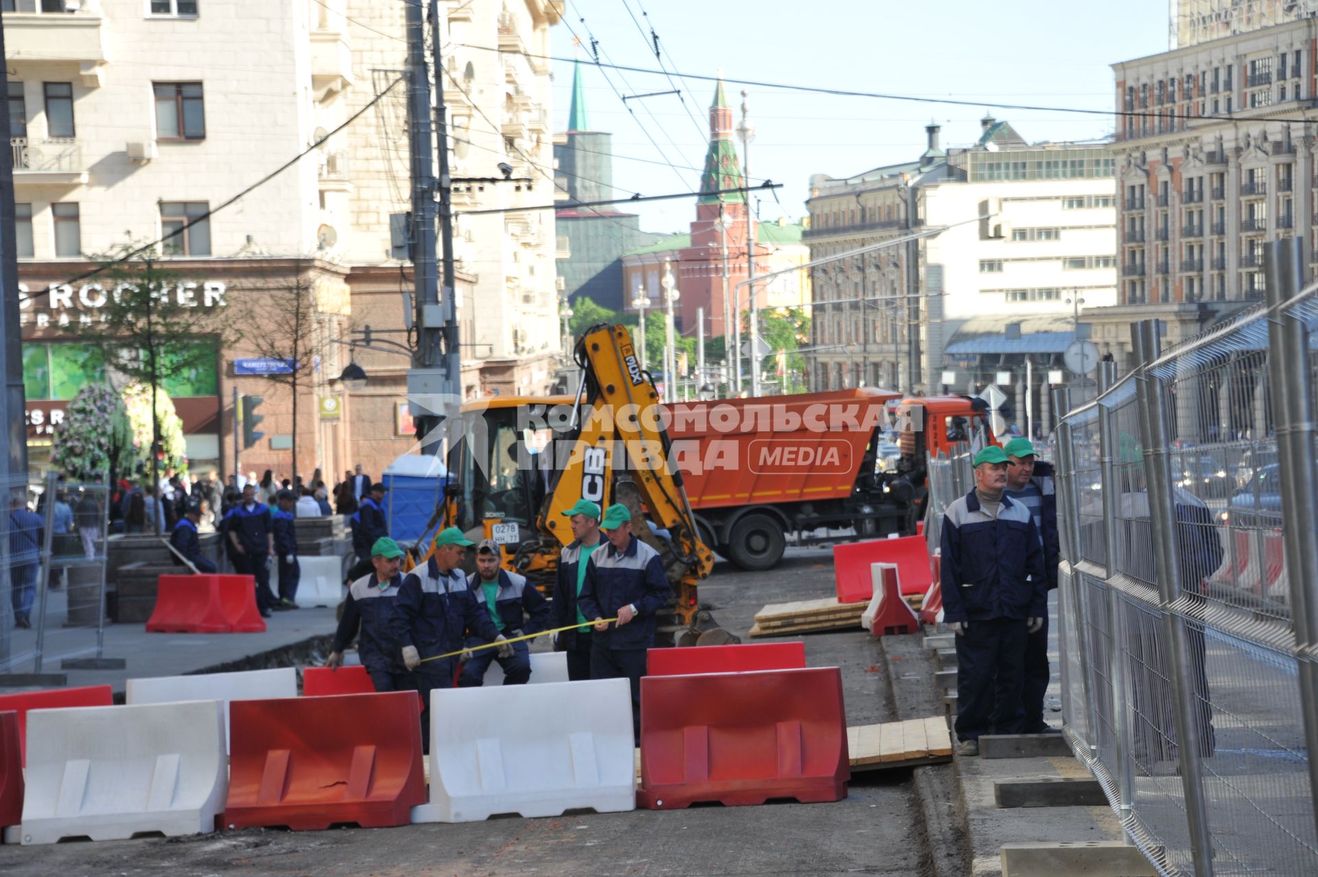 Москва. Дорожные работы по сужению проезжей части на Тверской улице.