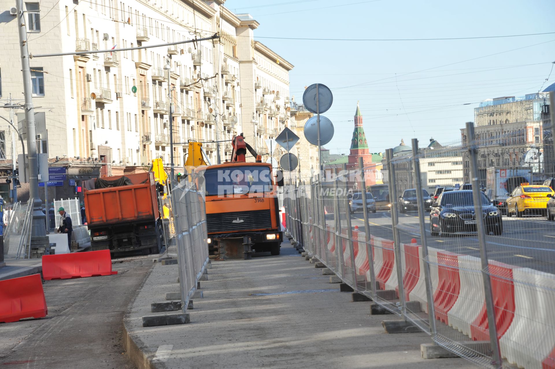 Москва. Дорожные работы по сужению проезжей части на Тверской улице.