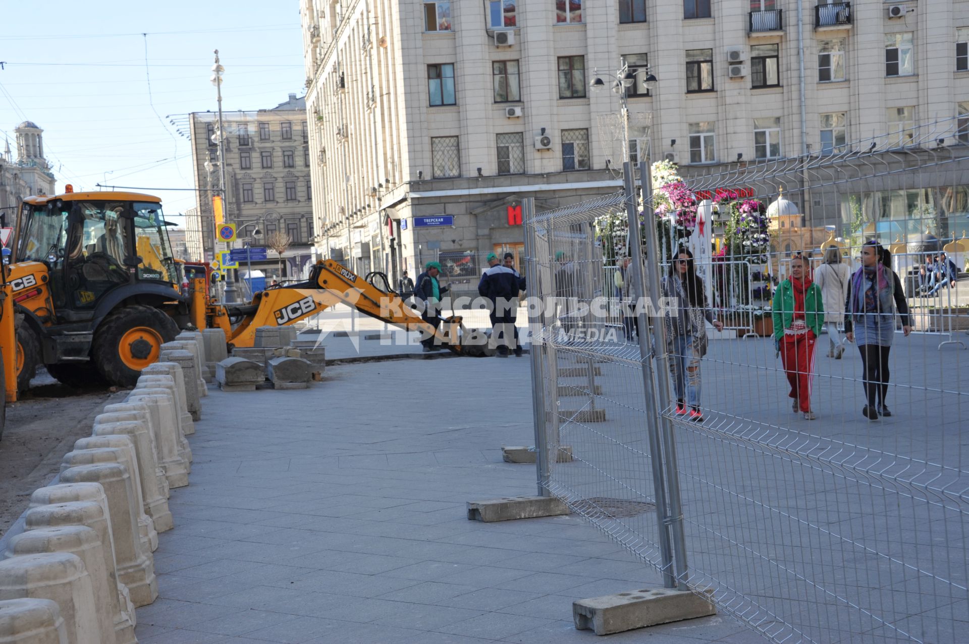 Москва. Дорожные работы по сужению проезжей части на Тверской улице.