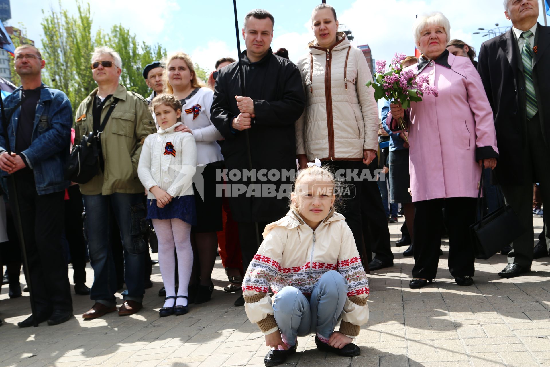 Украина. Донецк. Жители города вышли на первомайскую демонстрацию.