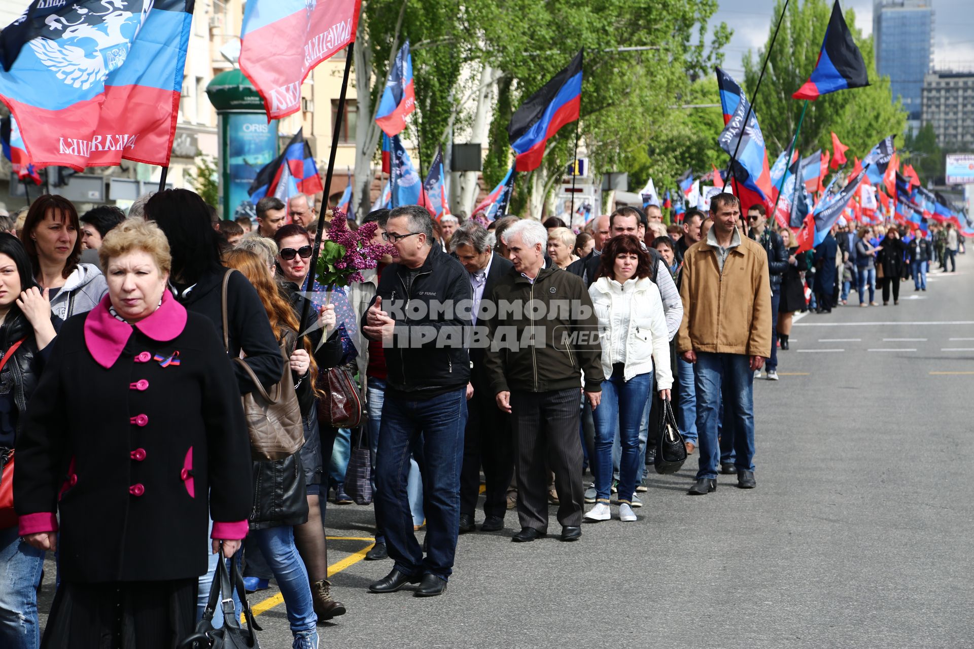 Украина. Донецк. Жители города вышли на первомайскую демонстрацию.