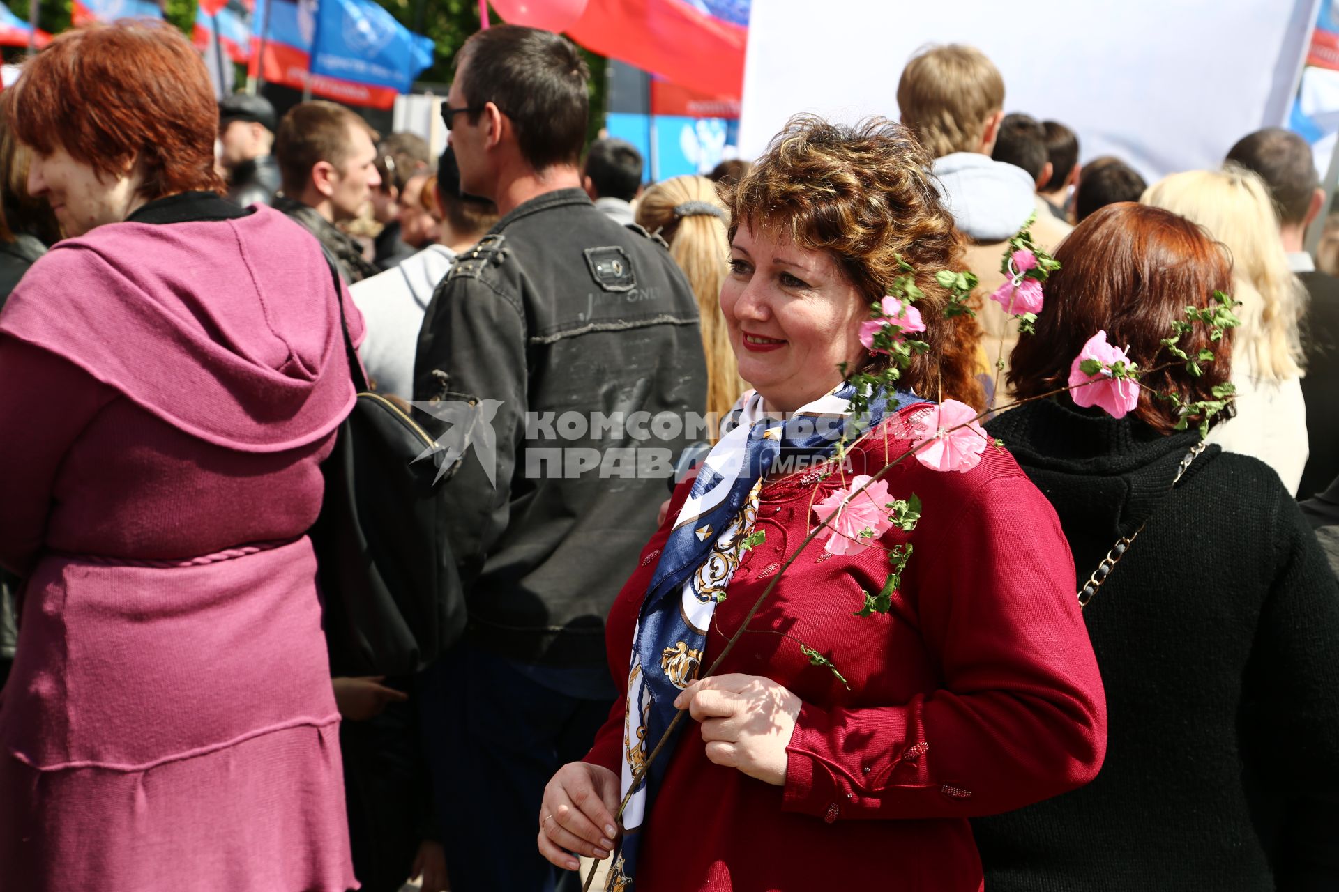 Украина. Донецк. Жители города вышли на первомайскую демонстрацию.